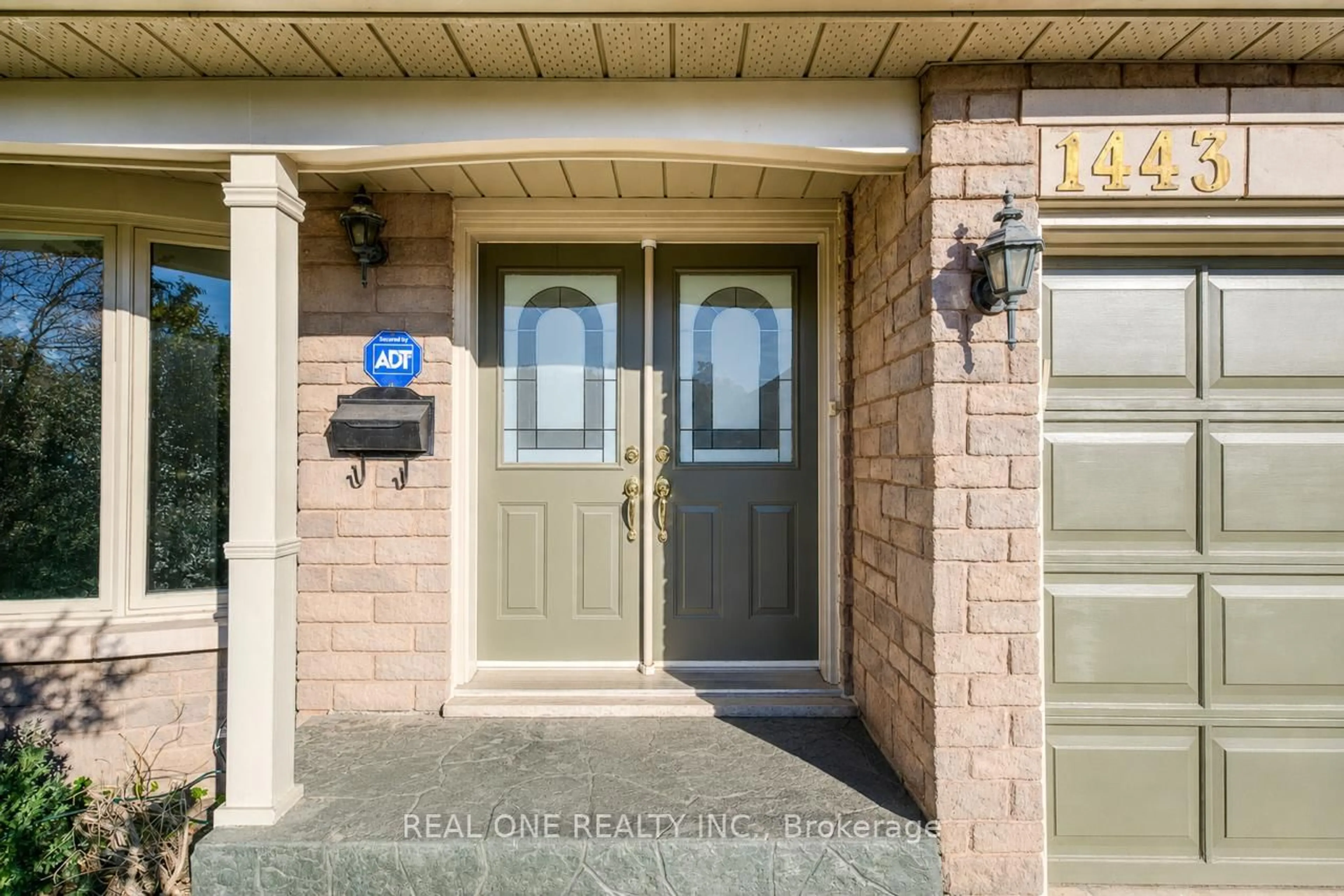 Indoor entryway for 1443 Bayshire Dr, Oakville Ontario L6H 6E8