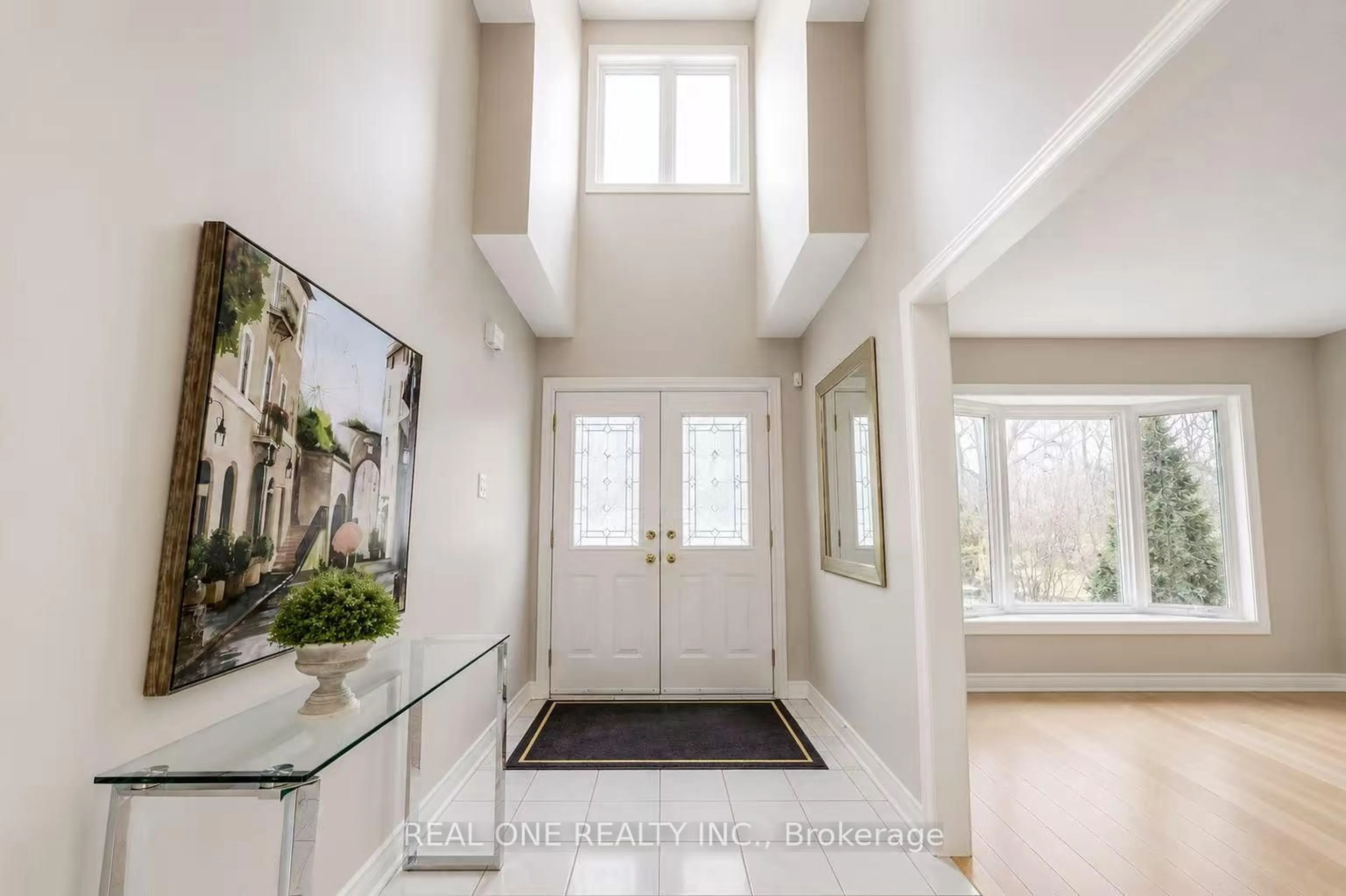 Indoor entryway for 1443 Bayshire Dr, Oakville Ontario L6H 6E8
