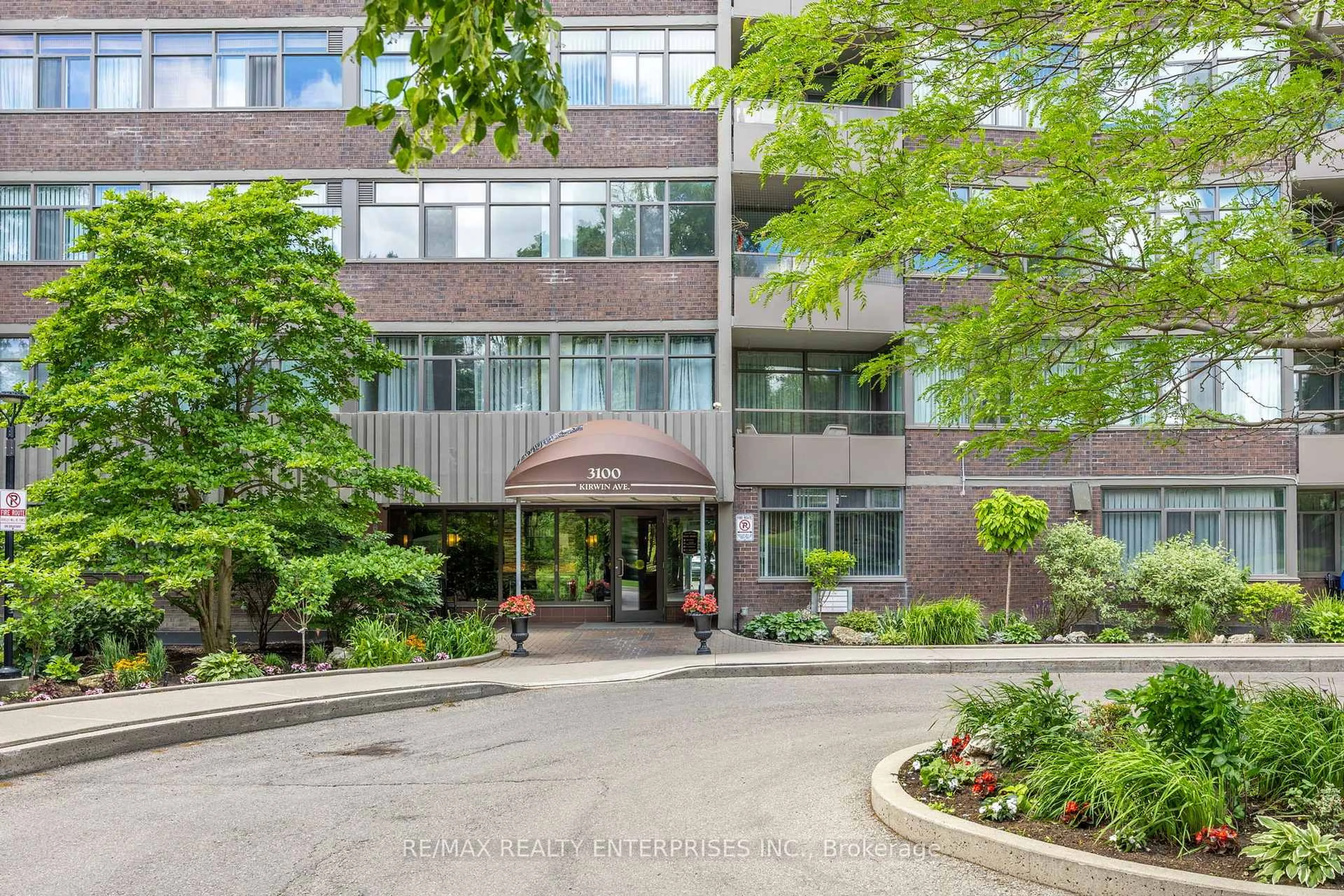 Indoor foyer for 3100 Kirwin Ave #503, Mississauga Ontario L5A 3S6