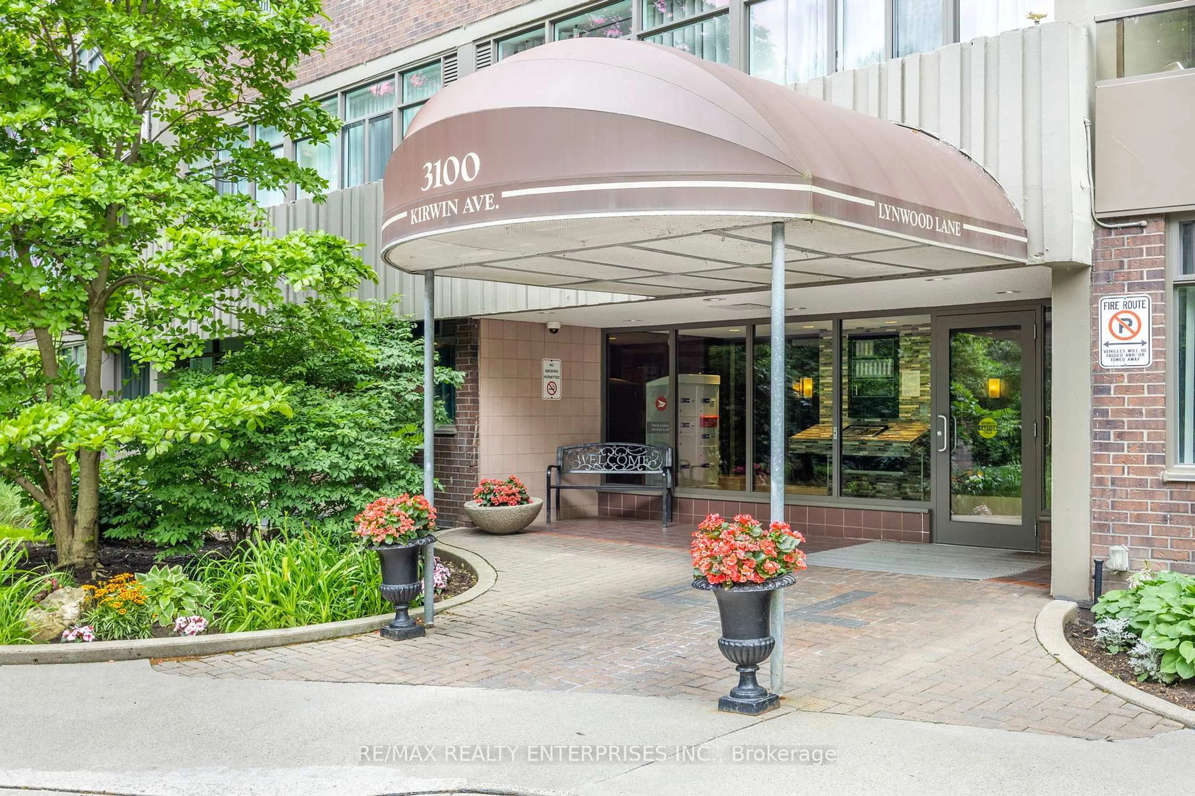 Indoor foyer for 3100 Kirwin Ave #503, Mississauga Ontario L5A 3S6
