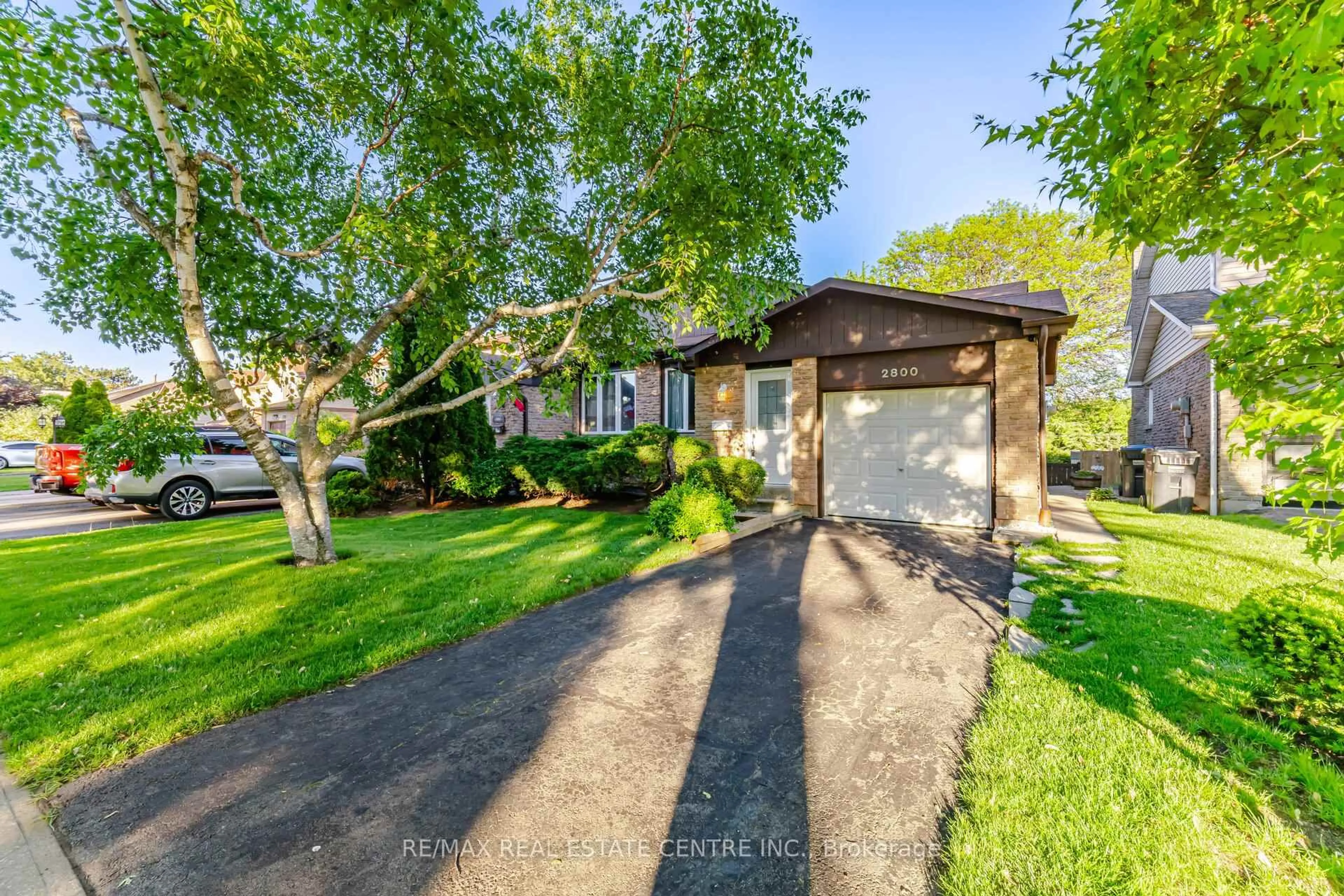 A pic from outside/outdoor area/front of a property/back of a property/a pic from drone, street for 2800 Bucklepost Cres, Mississauga Ontario L5N 1X5