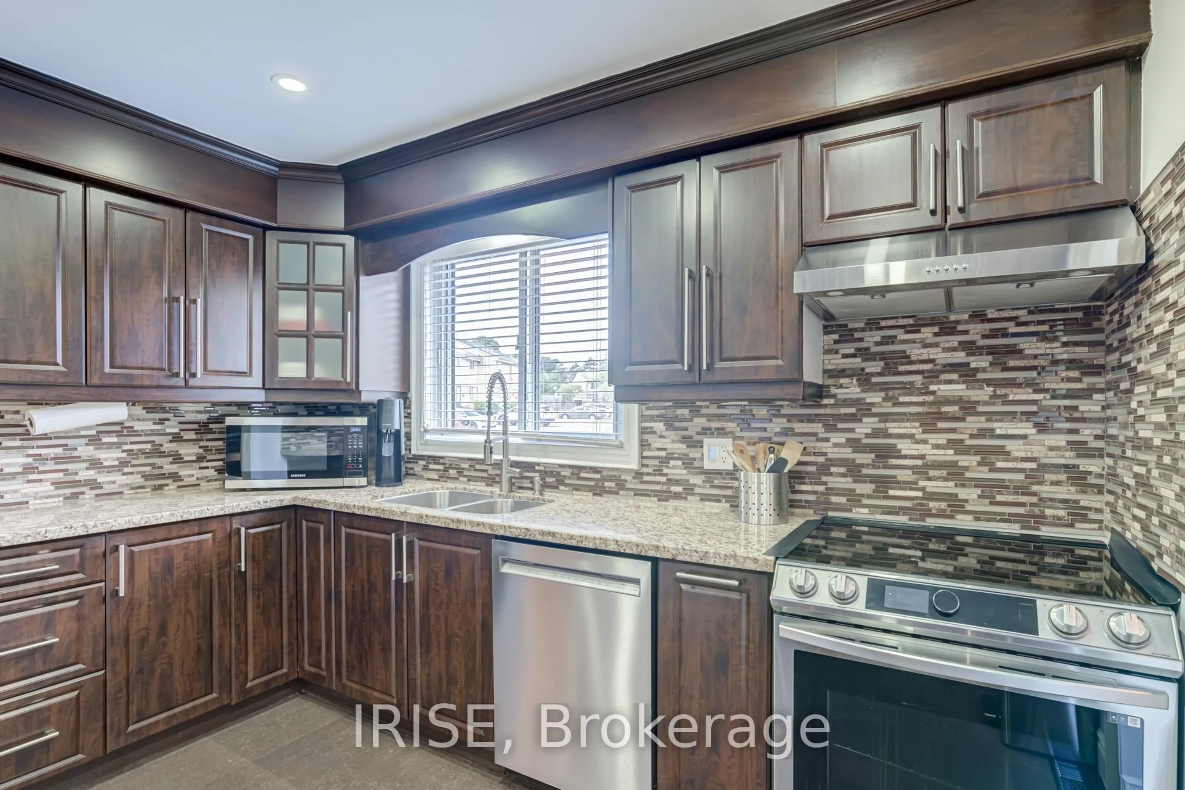 Open concept kitchen, ceramic/tile floor for 6699 Falconer Dr #83, Mississauga Ontario L5N 2E3