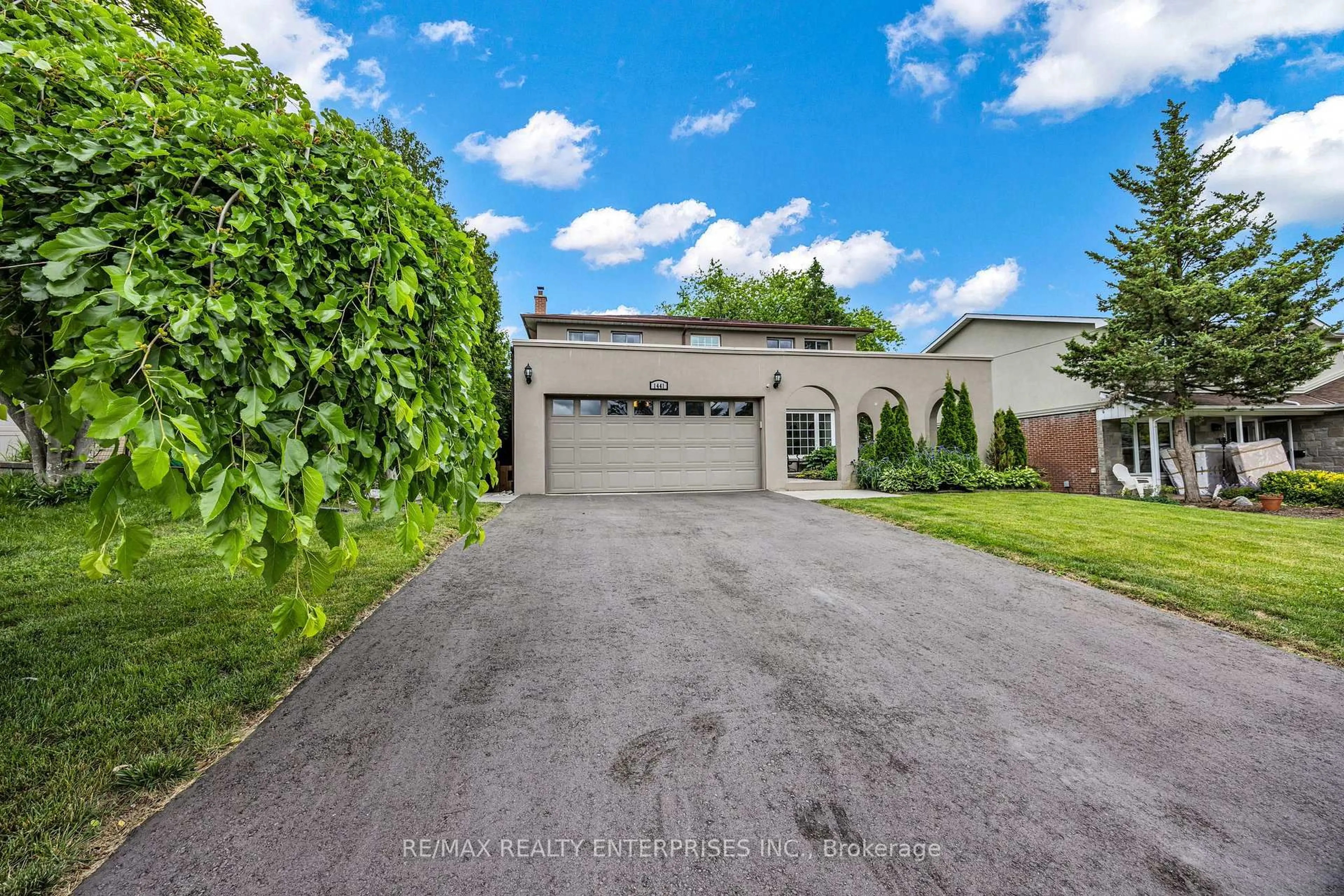A pic from outside/outdoor area/front of a property/back of a property/a pic from drone, street for 1441 Petrie Way, Mississauga Ontario L5J 3Z7