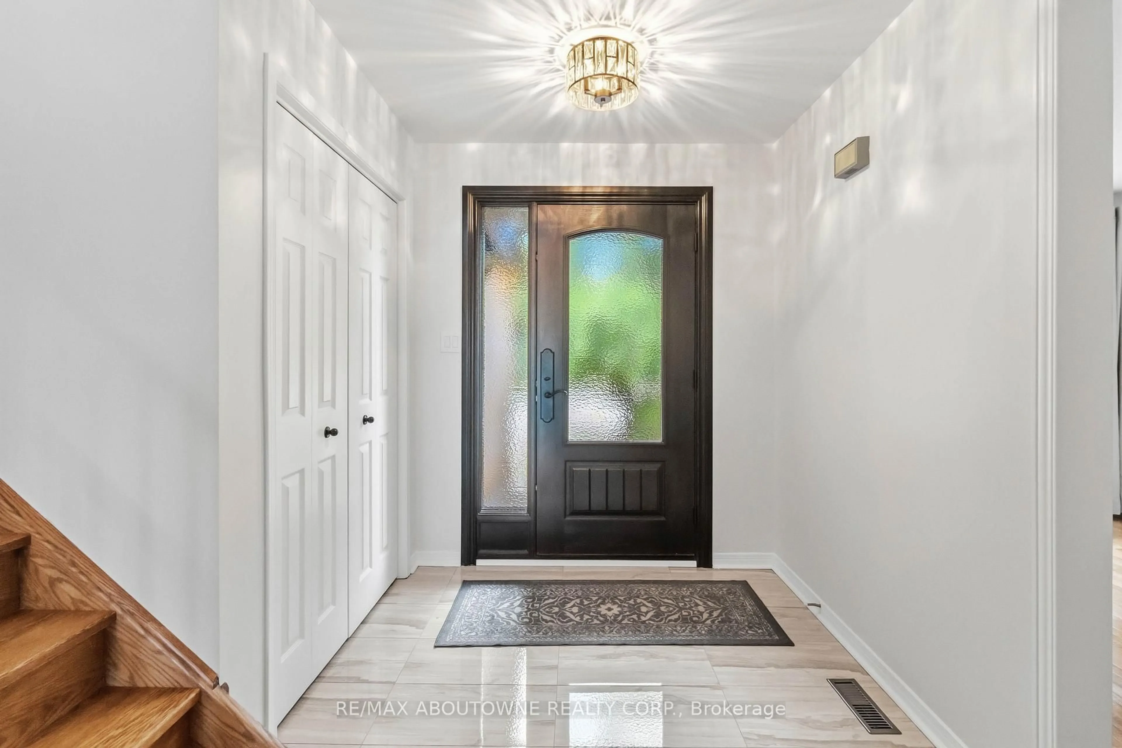 Indoor entryway for 281 Leacock Ave, Oakville Ontario L6H 5J3