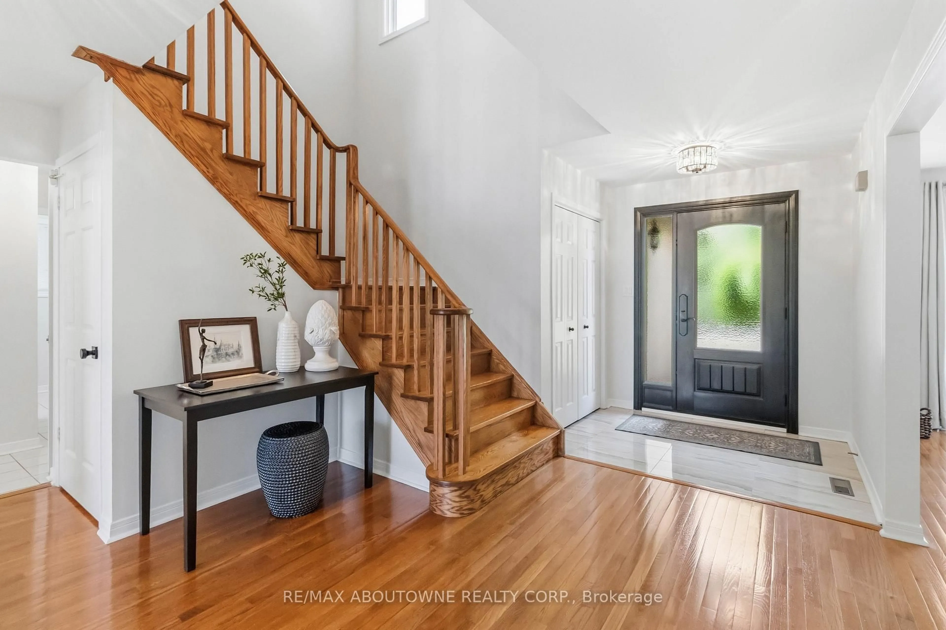 Indoor entryway for 281 Leacock Ave, Oakville Ontario L6H 5J3