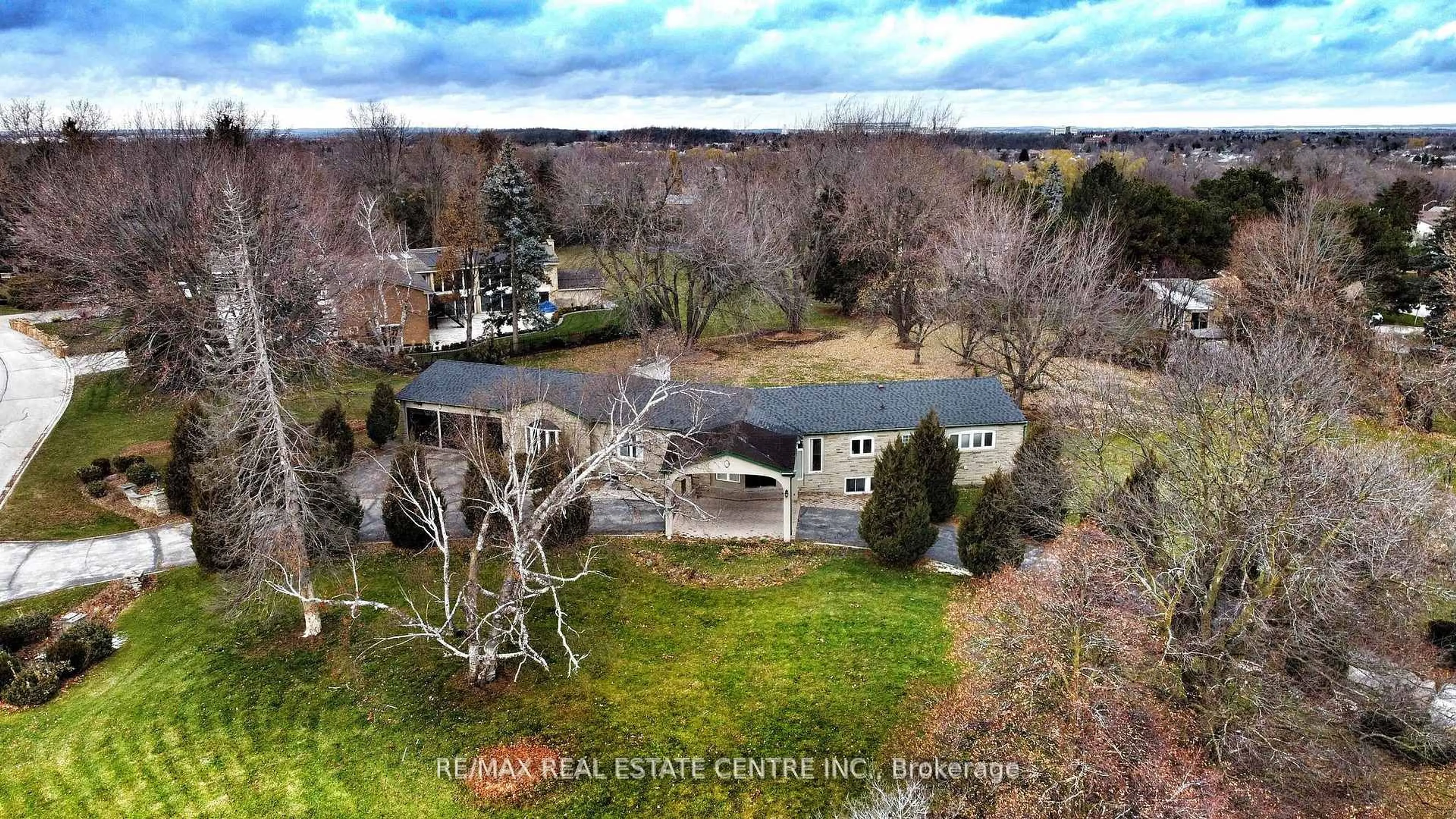 A pic from outside/outdoor area/front of a property/back of a property/a pic from drone, unknown for 20 Crescent Hill Dr, Brampton Ontario L6S 1C7