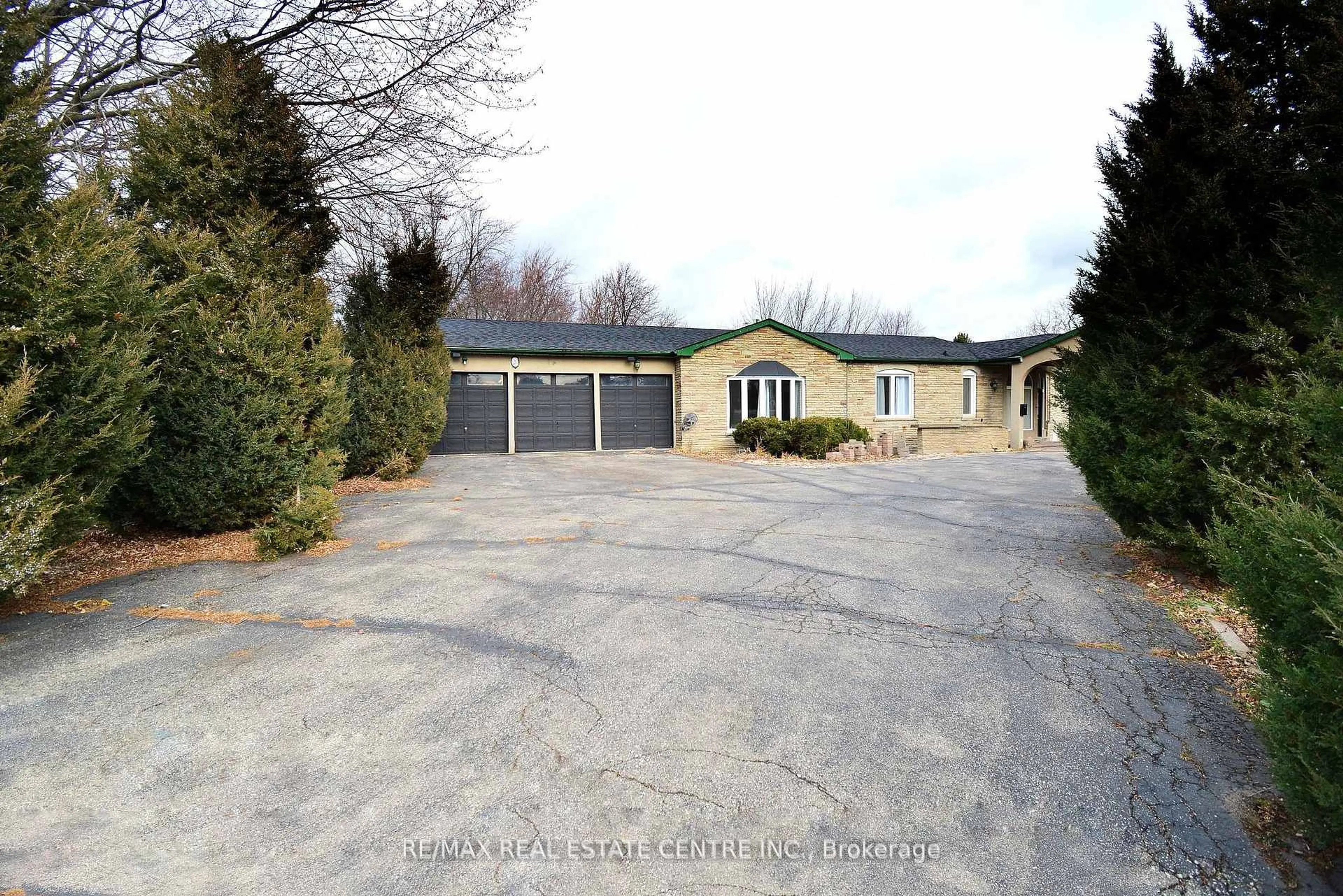 A pic from outside/outdoor area/front of a property/back of a property/a pic from drone, street for 20 Crescent Hill Dr, Brampton Ontario L6S 1C7