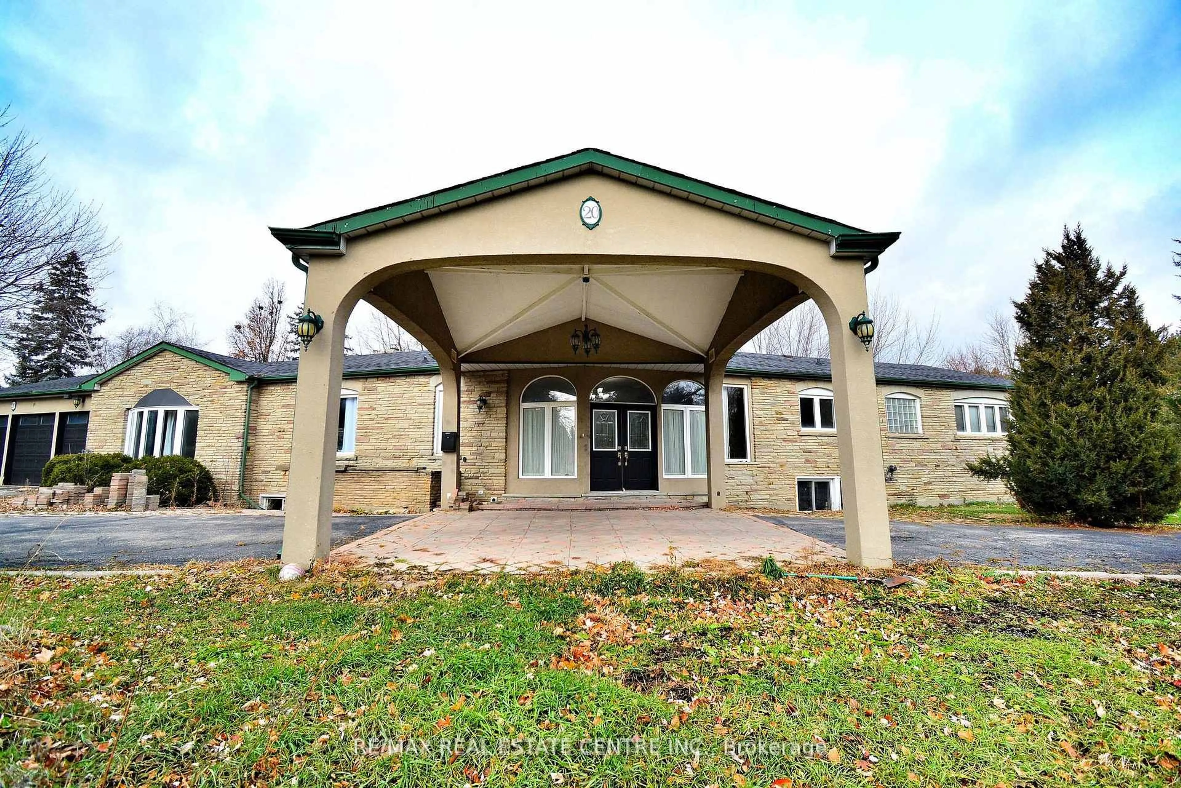 Indoor foyer for 20 Crescent Hill Dr, Brampton Ontario L6S 1C7