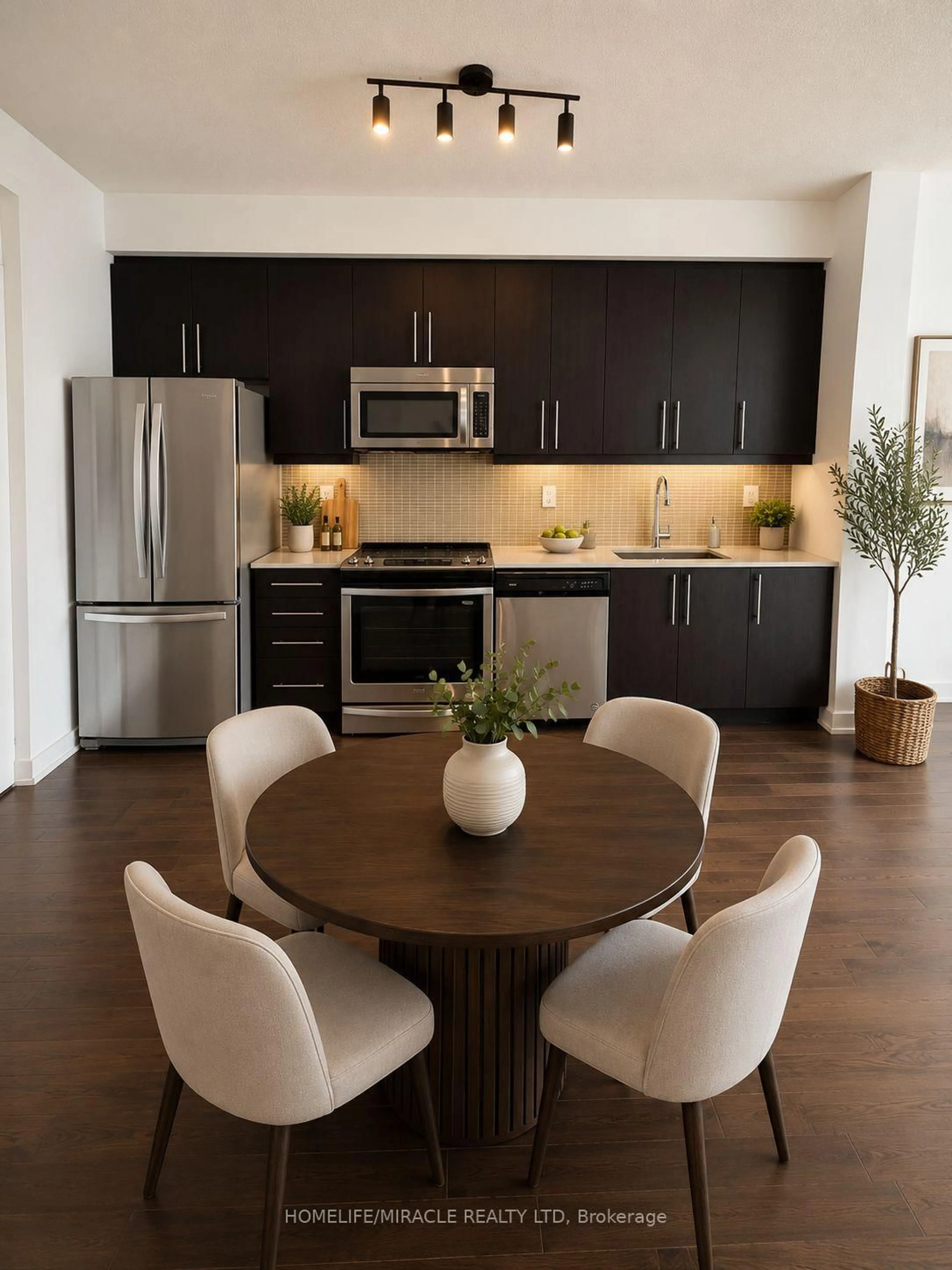 Open concept kitchen, wood/laminate floor for 510 Curran Pl #3810, Mississauga Ontario L5B 0J8