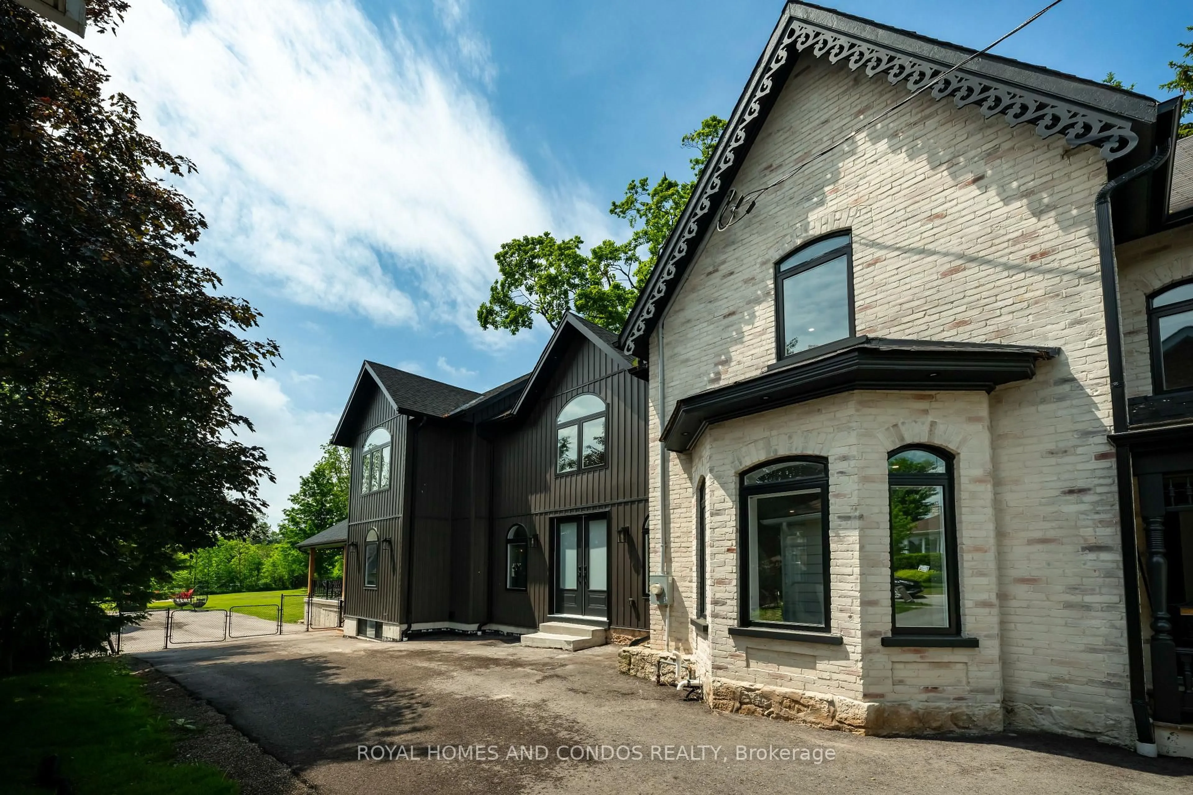 Home with brick exterior material, building for 15 - 17 York St, Orangeville Ontario L9W 1L7