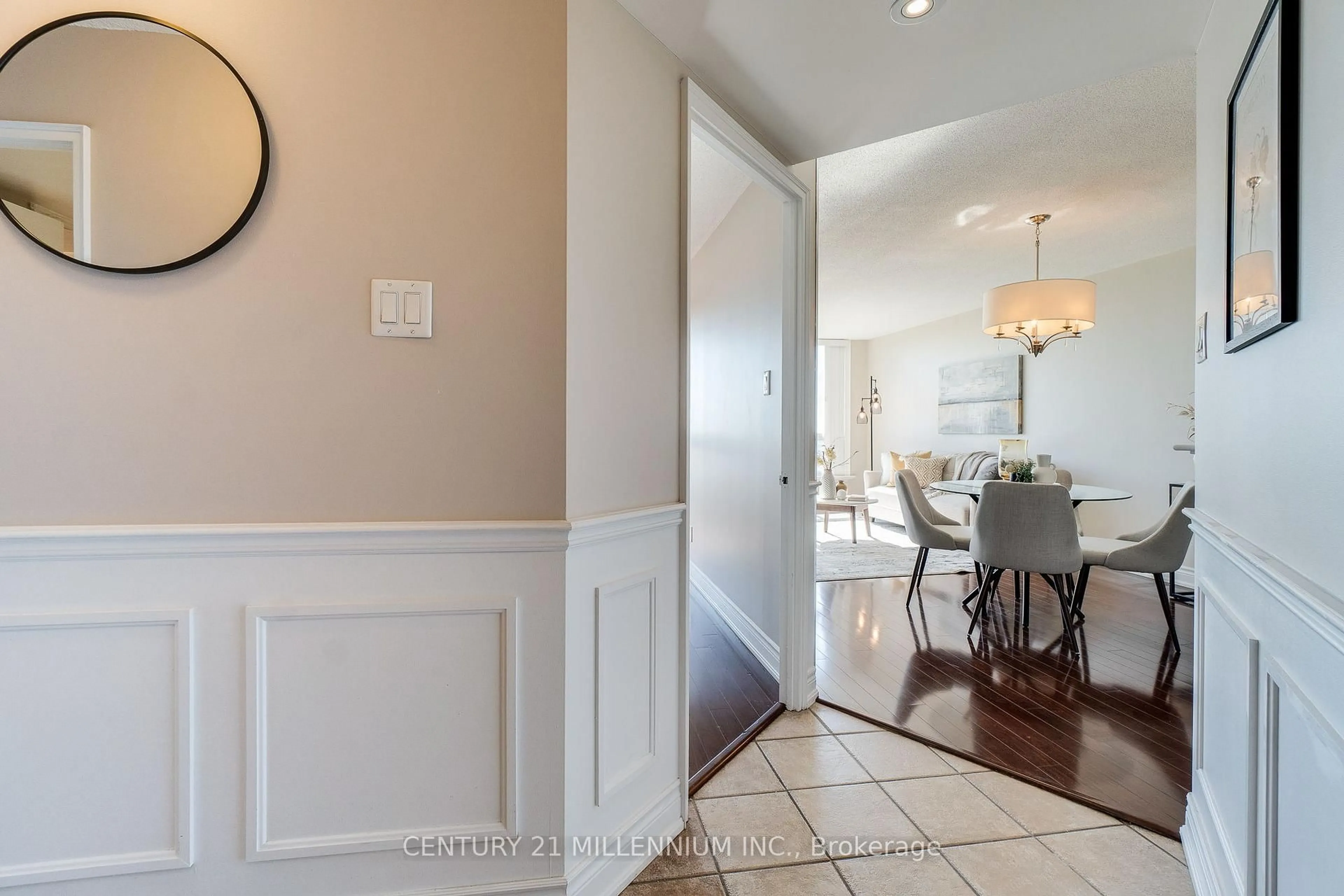 Indoor entryway for 4450 Tucana Crct #902, Mississauga Ontario L5R 3R4