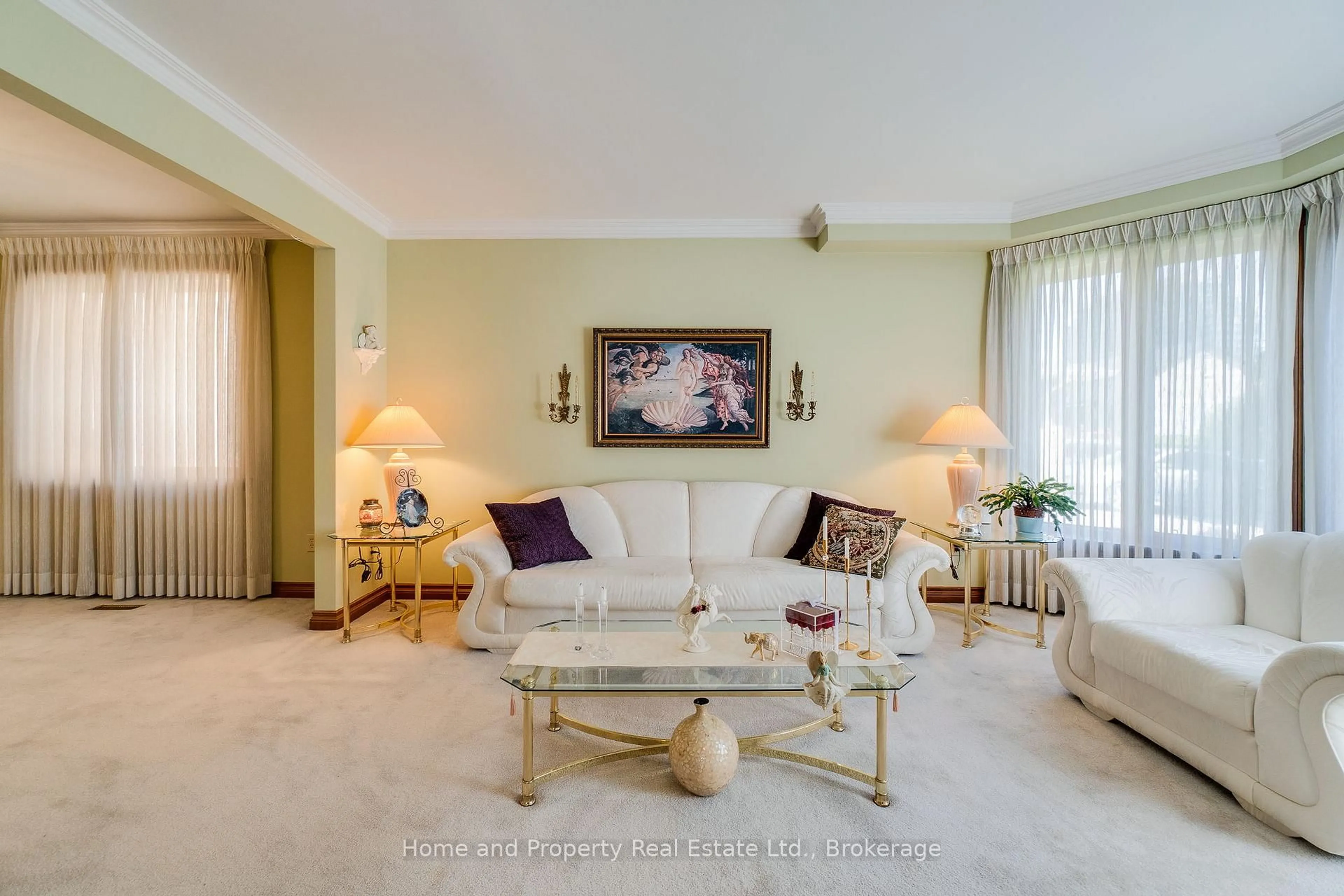 Living room with furniture, carpet floor for 2560 Rugby Rd, Mississauga Ontario L5B 1T2