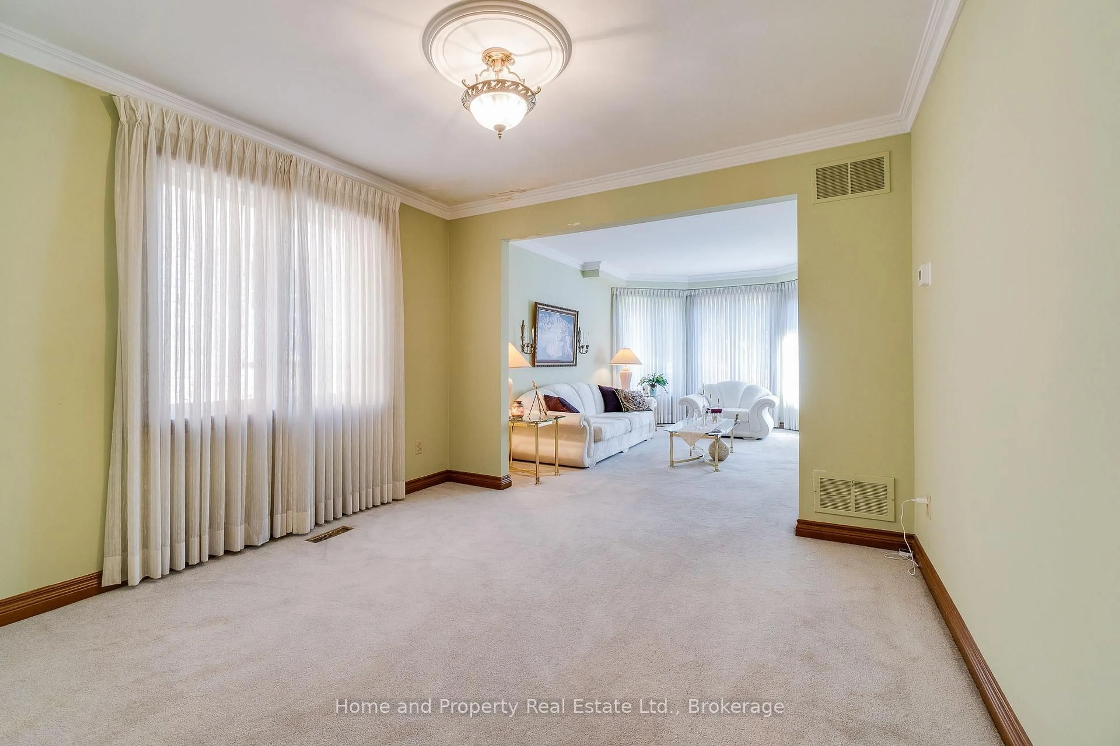 A pic of a room for 2560 Rugby Rd, Mississauga Ontario L5B 1T2
