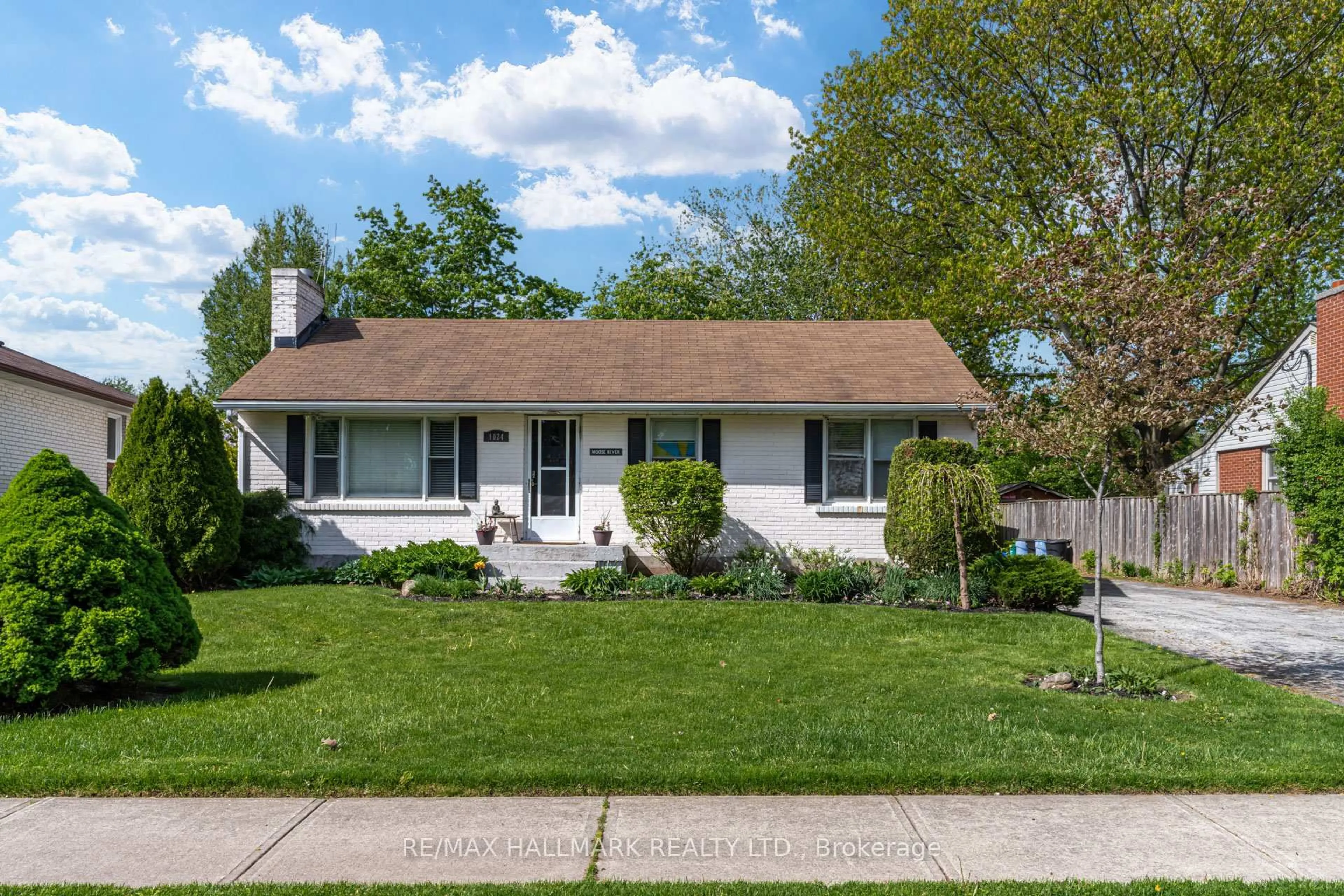 Home with vinyl exterior material, street for 1024 Churchill Ave, Oakville Ontario L6H 2A6