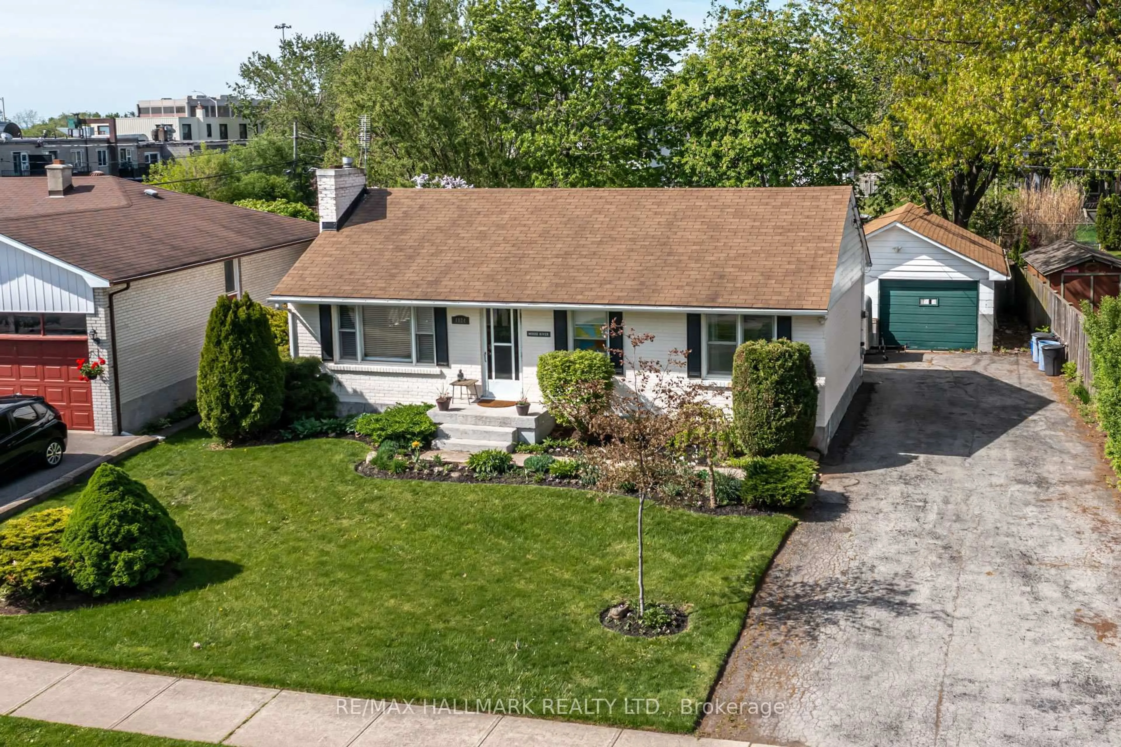 A pic from outside/outdoor area/front of a property/back of a property/a pic from drone, street for 1024 Churchill Ave, Oakville Ontario L6H 2A6