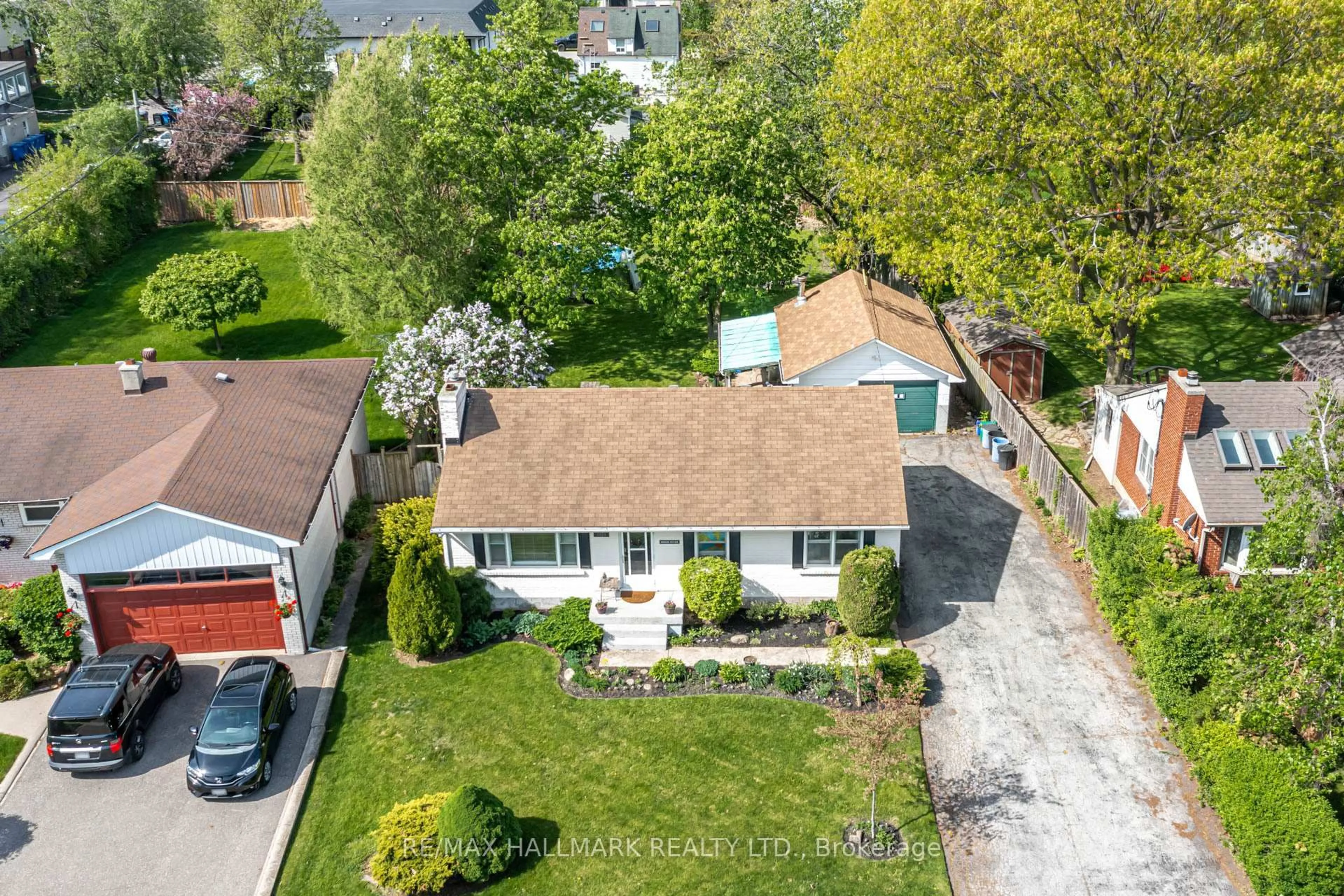 A pic from outside/outdoor area/front of a property/back of a property/a pic from drone, street for 1024 Churchill Ave, Oakville Ontario L6H 2A6