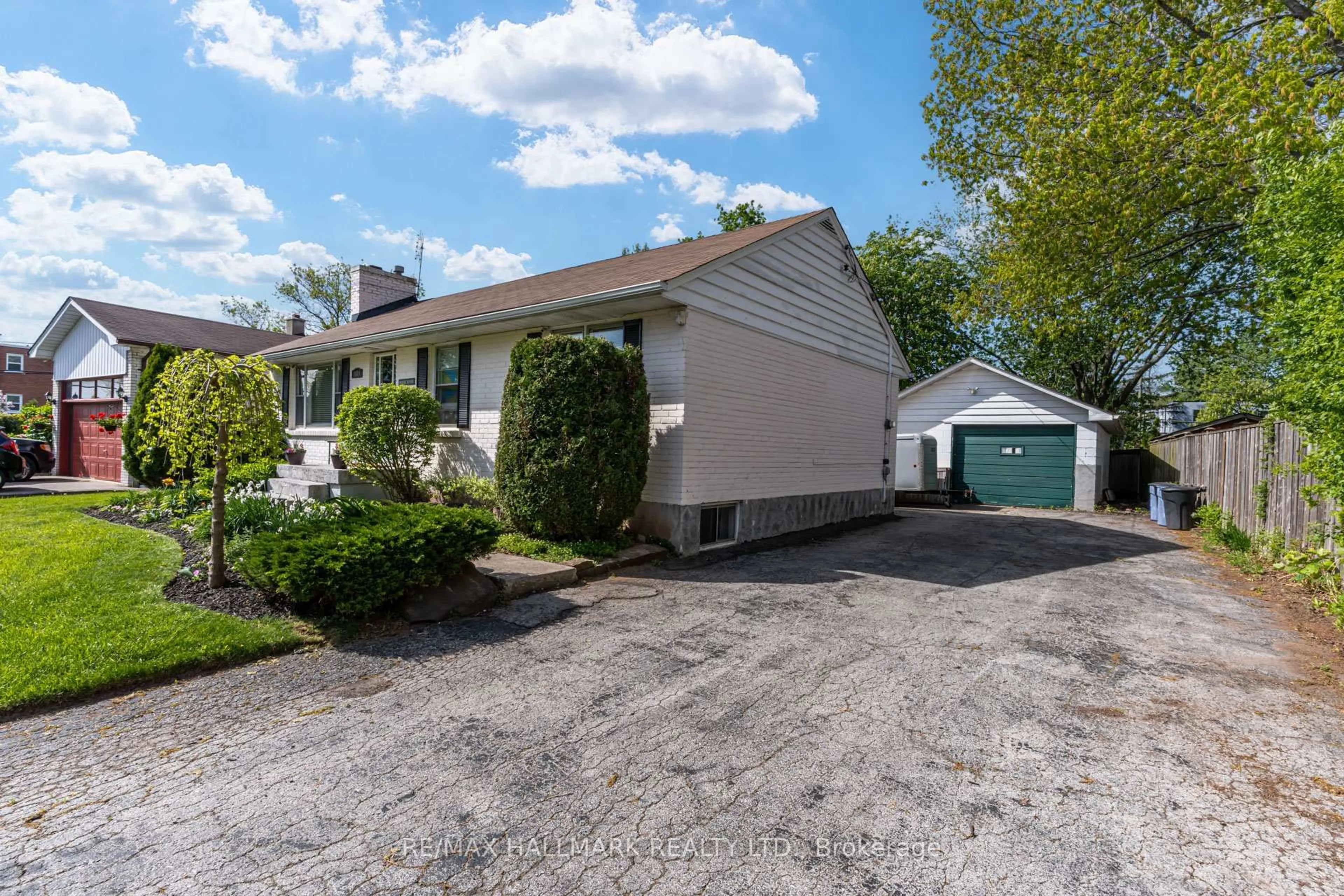 Home with vinyl exterior material, street for 1024 Churchill Ave, Oakville Ontario L6H 2A6