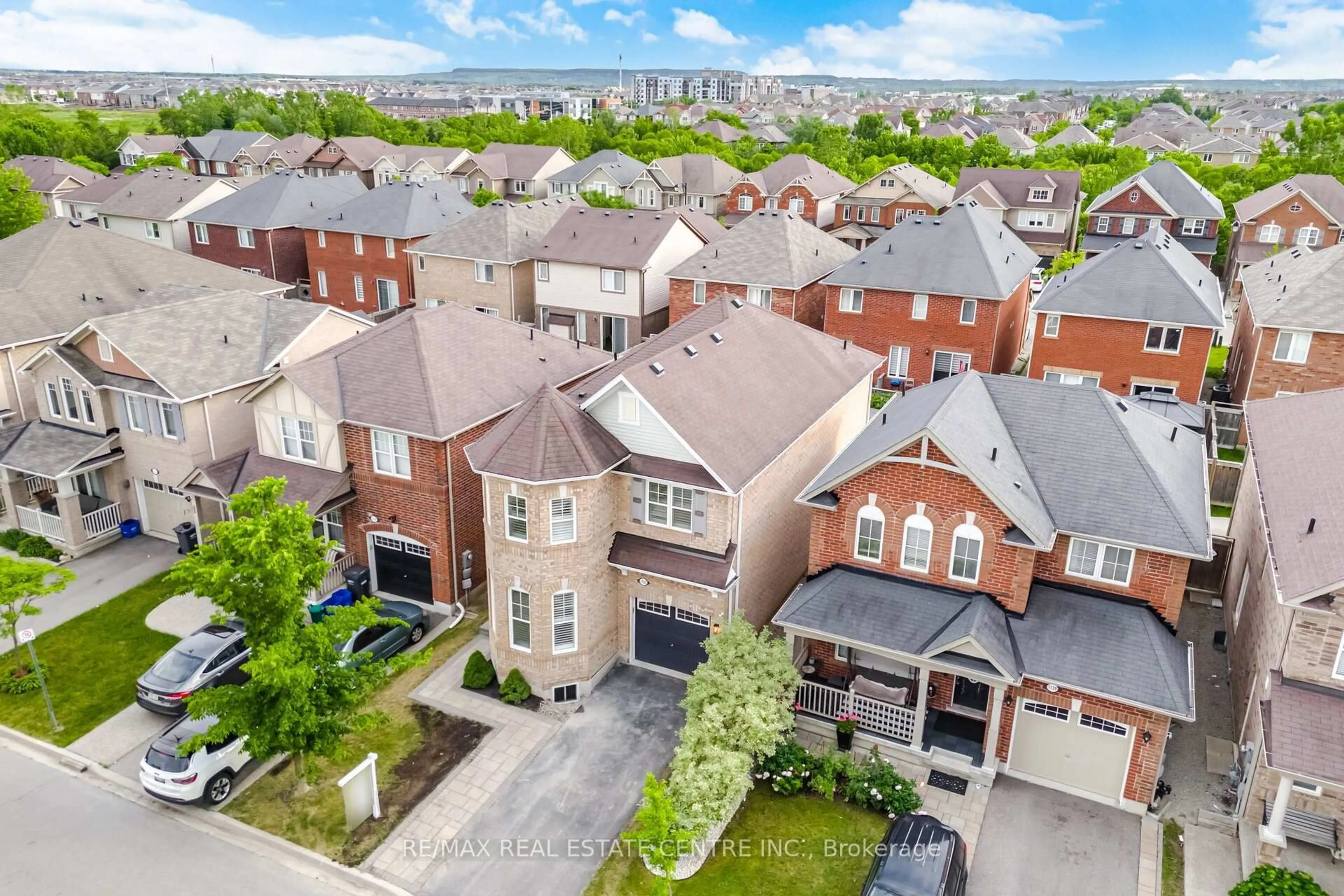 A pic from outside/outdoor area/front of a property/back of a property/a pic from drone, street for 1135 Solomon Crt, Milton Ontario L9T 8H1