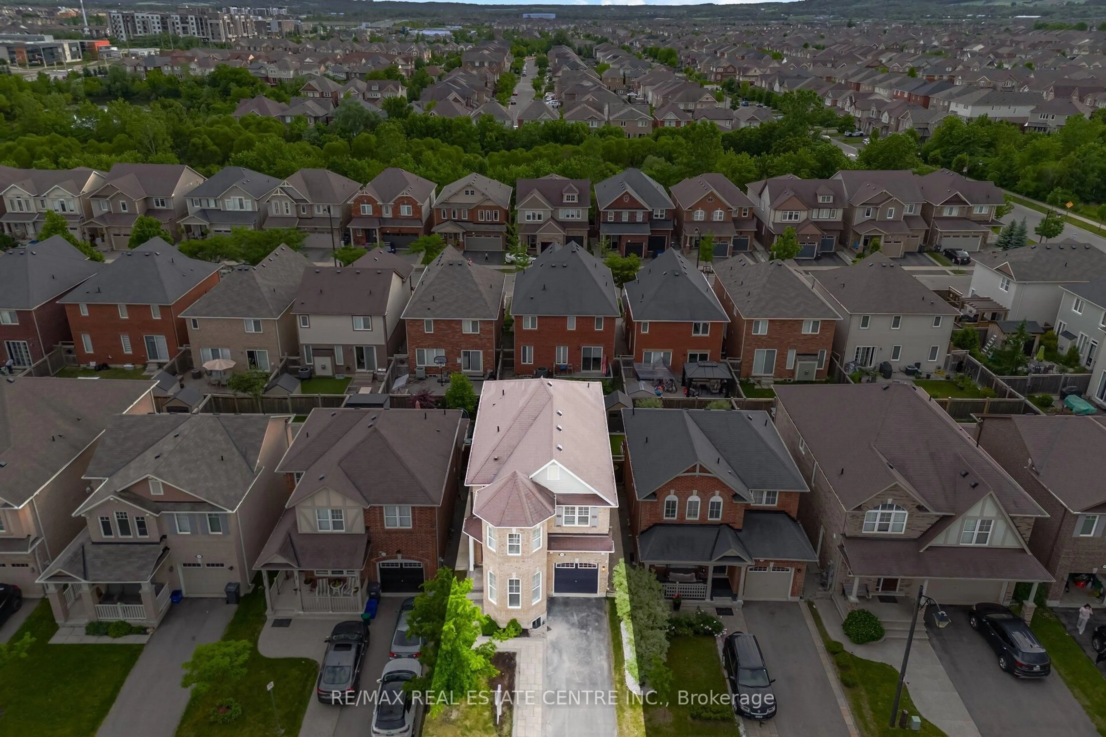 A pic from outside/outdoor area/front of a property/back of a property/a pic from drone, unknown for 1135 Solomon Crt, Milton Ontario L9T 8H1