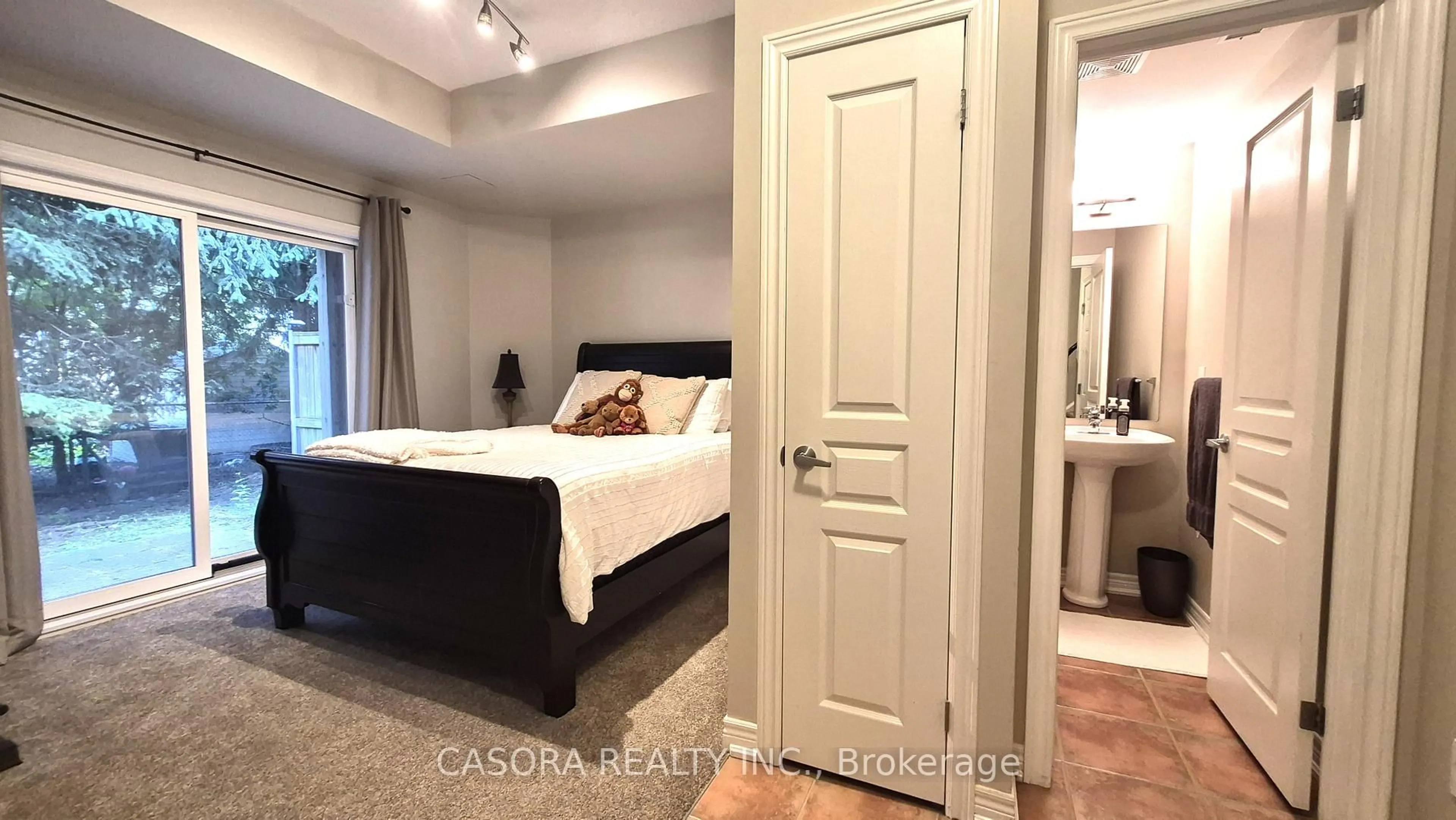 Bedroom with bed, unknown for 4344 Ingram Common, Burlington Ontario L7L 0C4