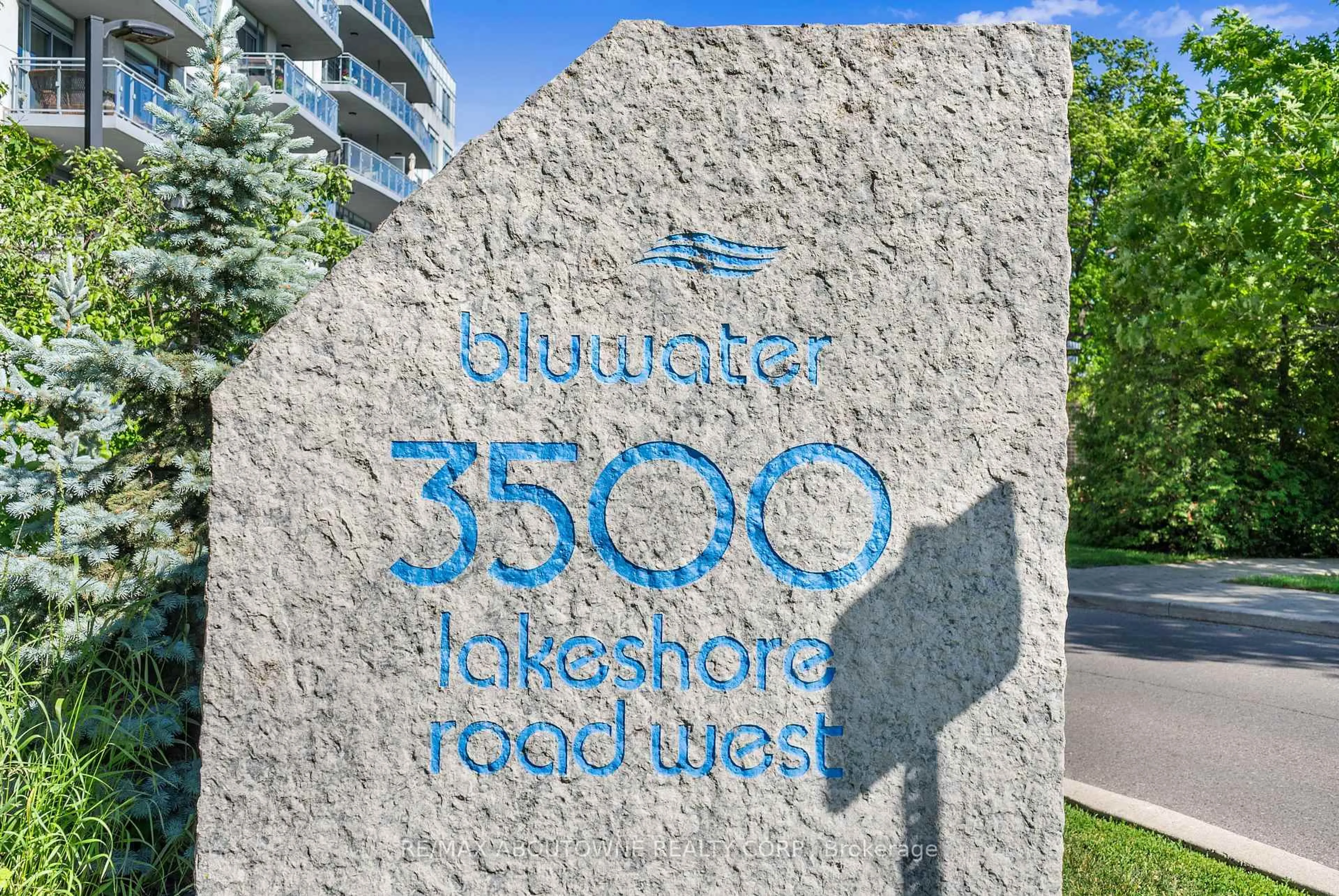 Blurry image for 3500 Lakeshore Rd #205, Oakville Ontario L6L 0B4