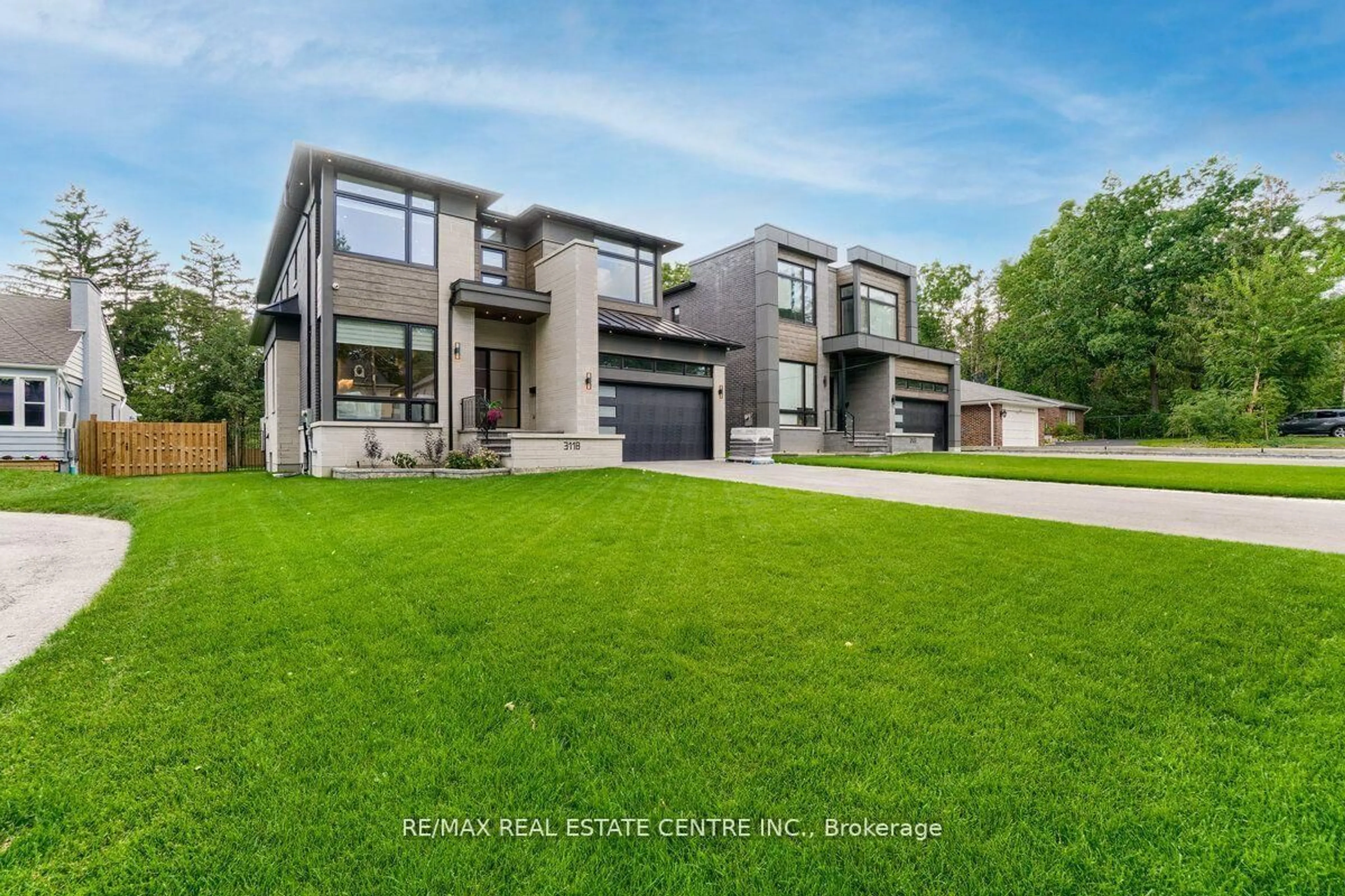 Home with brick exterior material, unknown for 3118 Given Rd, Mississauga Ontario L5A 2N3