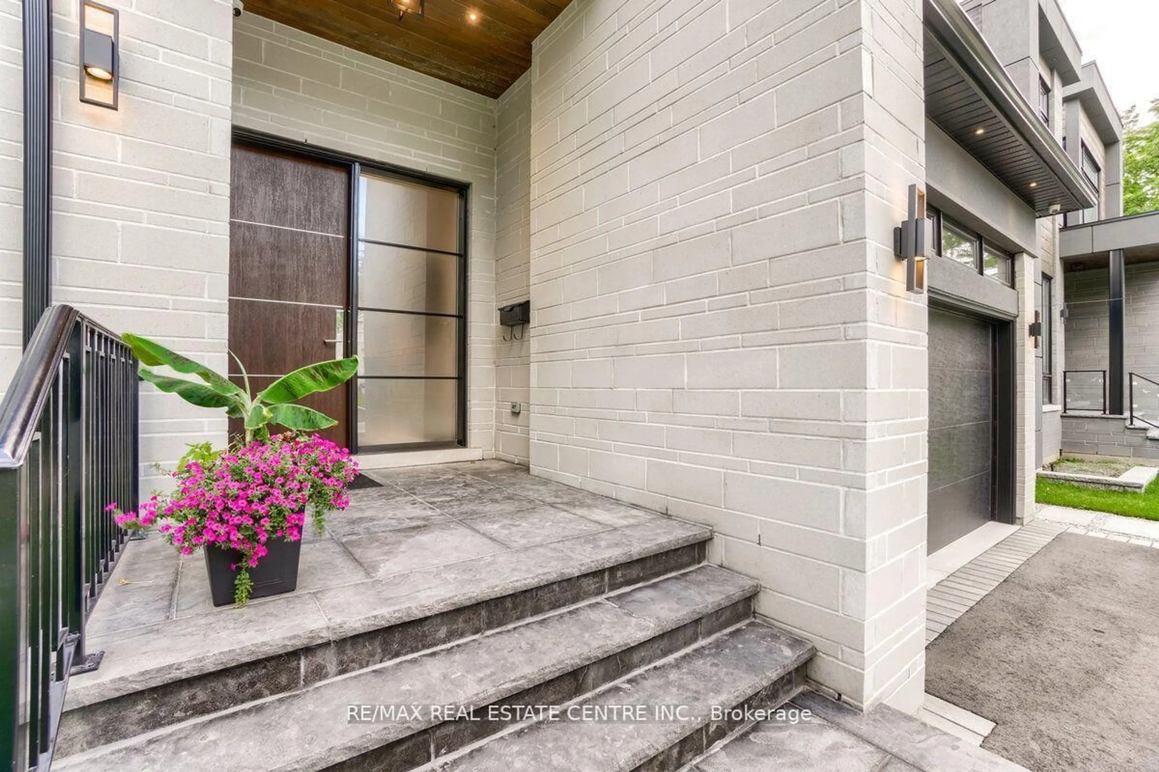 Indoor entryway for 3118 Given Rd, Mississauga Ontario L5A 2N3