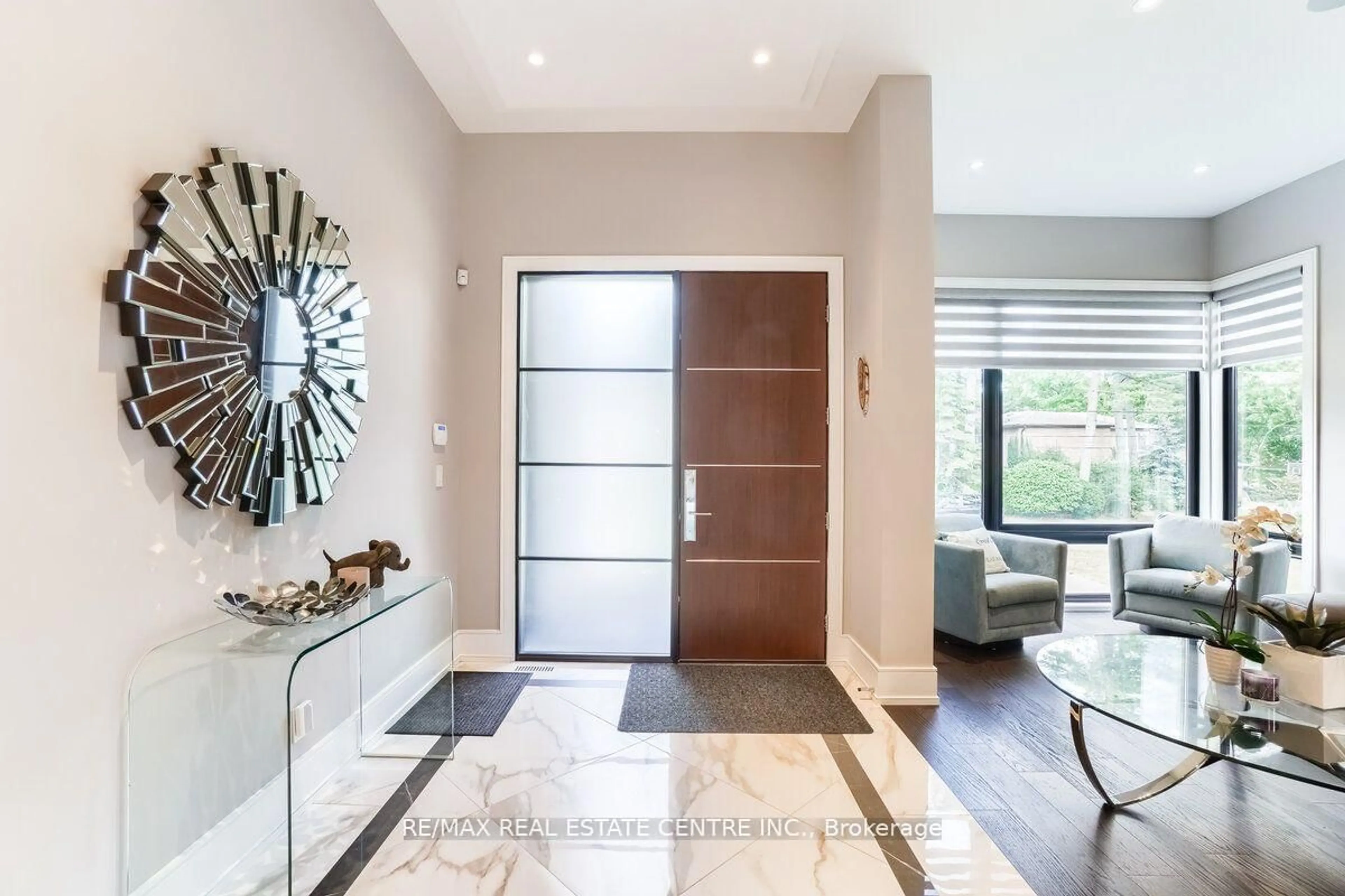 Indoor entryway for 3118 Given Rd, Mississauga Ontario L5A 2N3