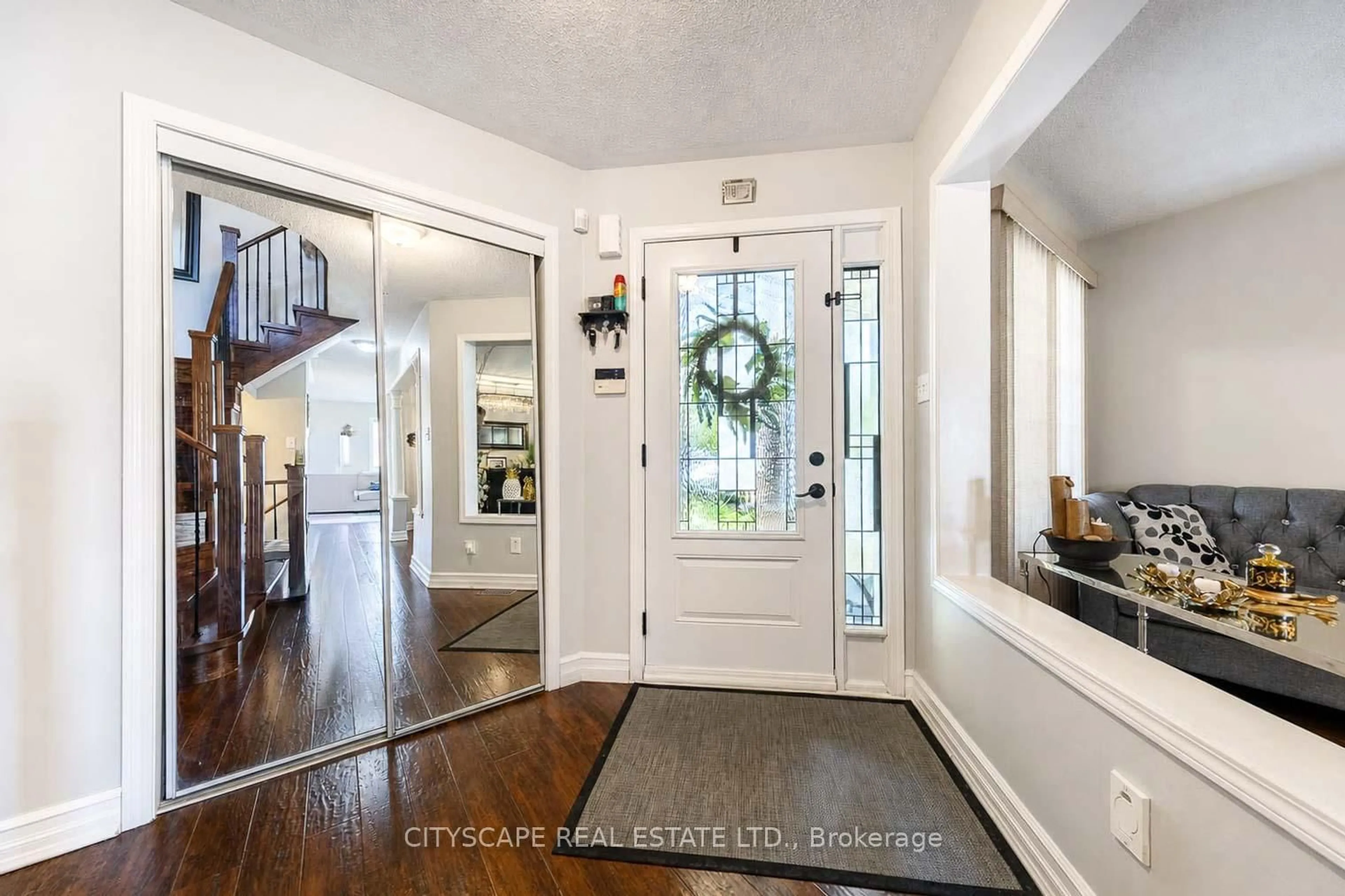 Indoor entryway for 764 Avocado Cres, Mississauga Ontario L5W 1H4