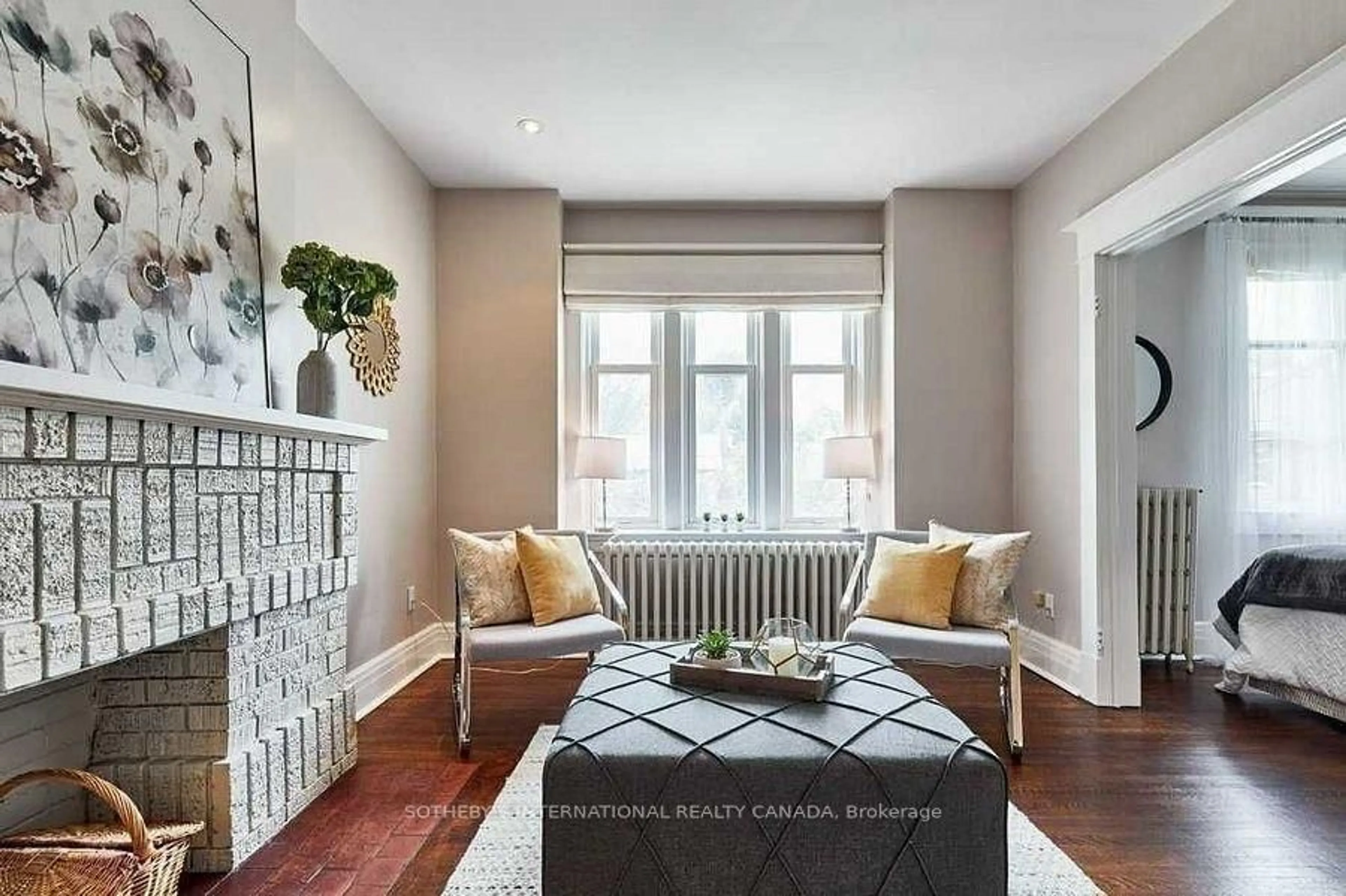 Living room with furniture, unknown for 71 Gilmour Ave, Toronto Ontario M6P 3A8