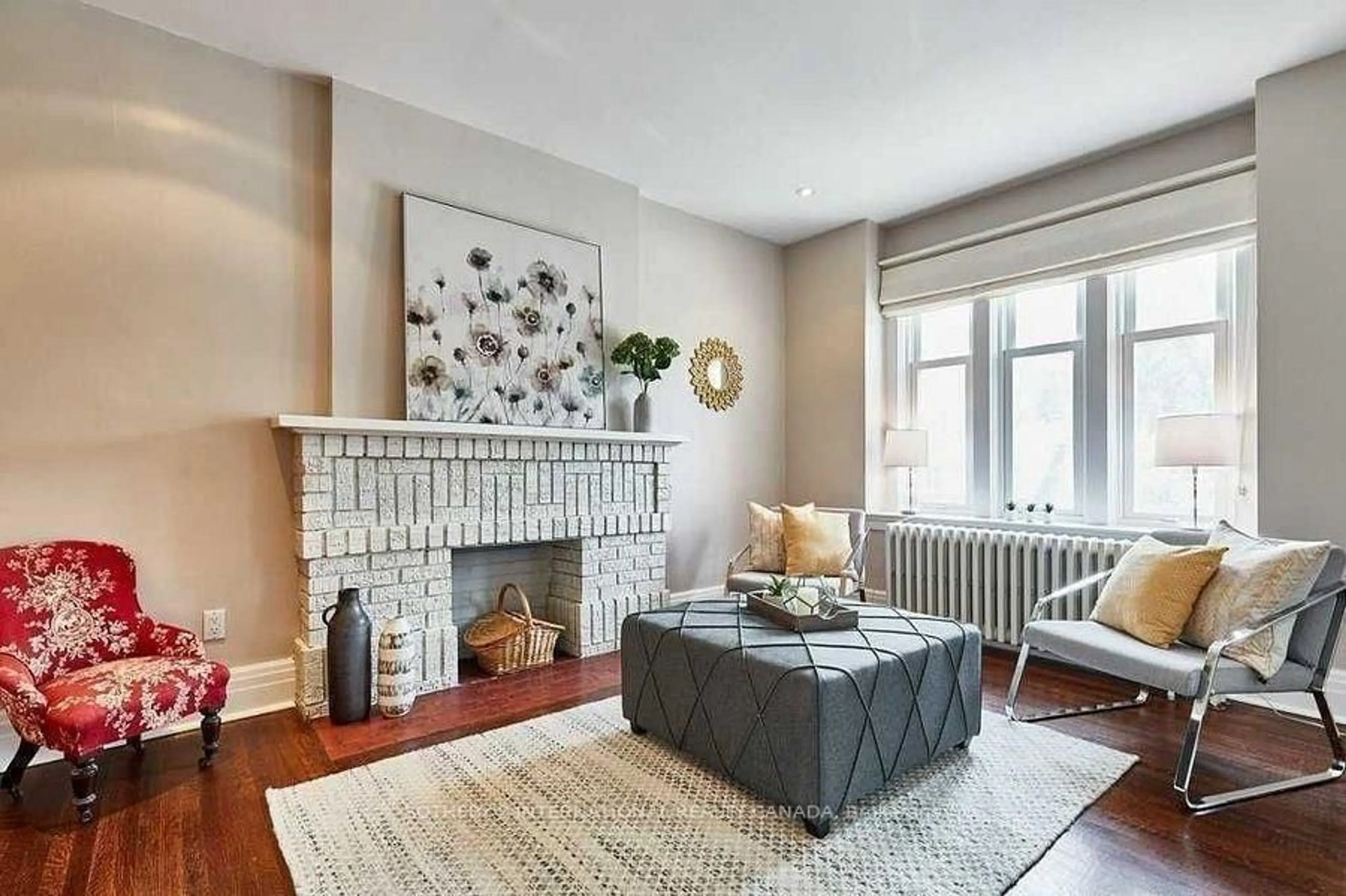 Living room with furniture, unknown for 71 Gilmour Ave, Toronto Ontario M6P 3A8