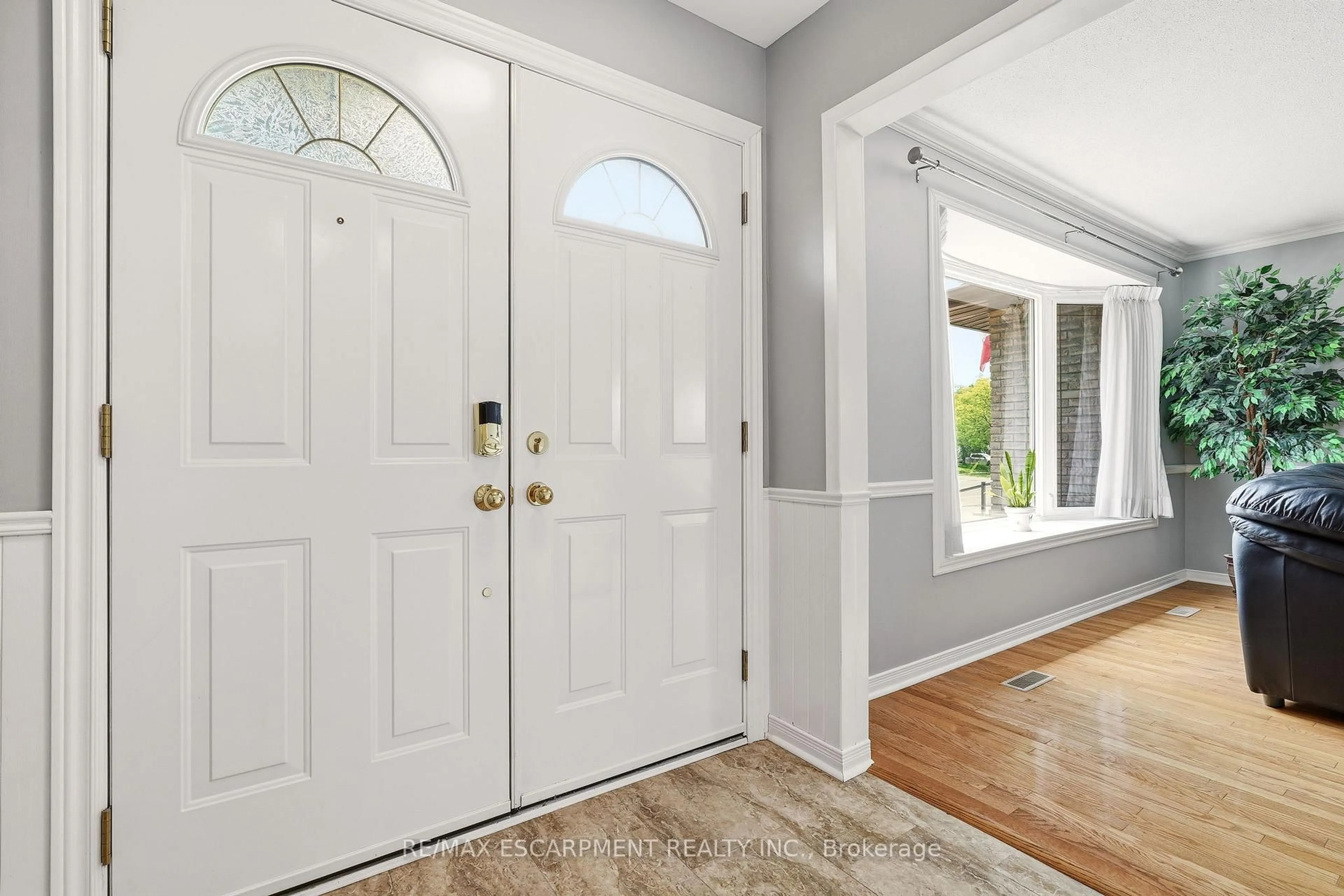 Indoor entryway for 4277 Longmoor Dr, Burlington Ontario L7L 5A4