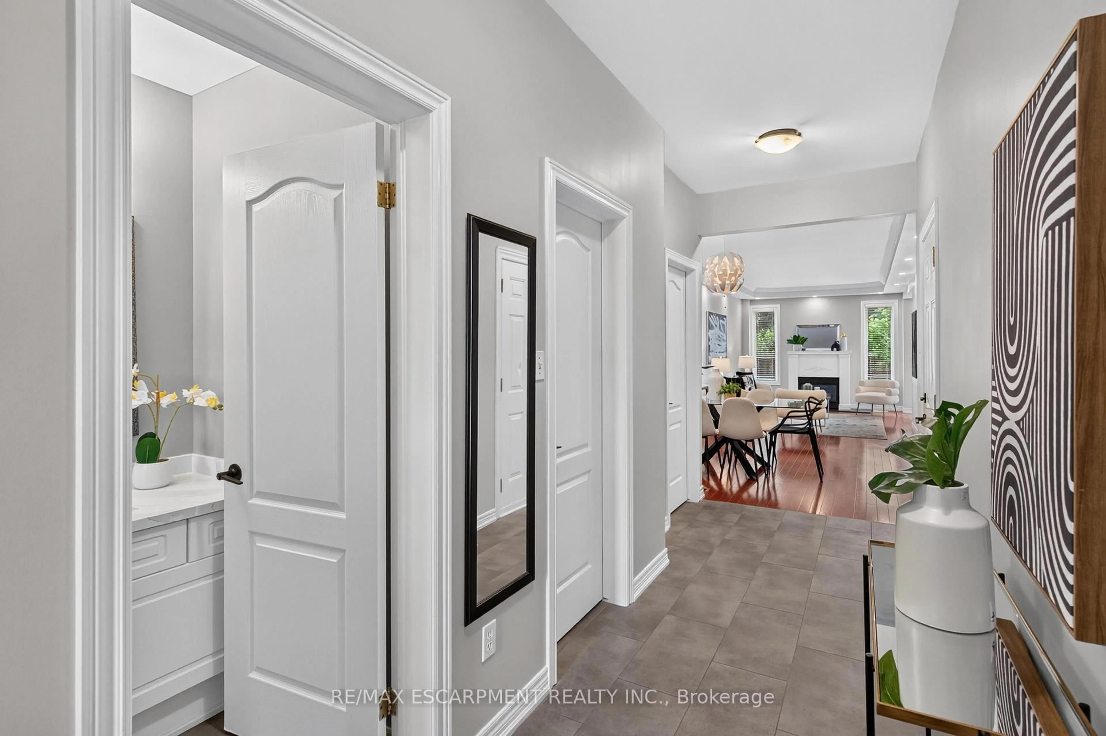 Indoor entryway for 5302 Picketts Way, Burlington Ontario L7L 7J6