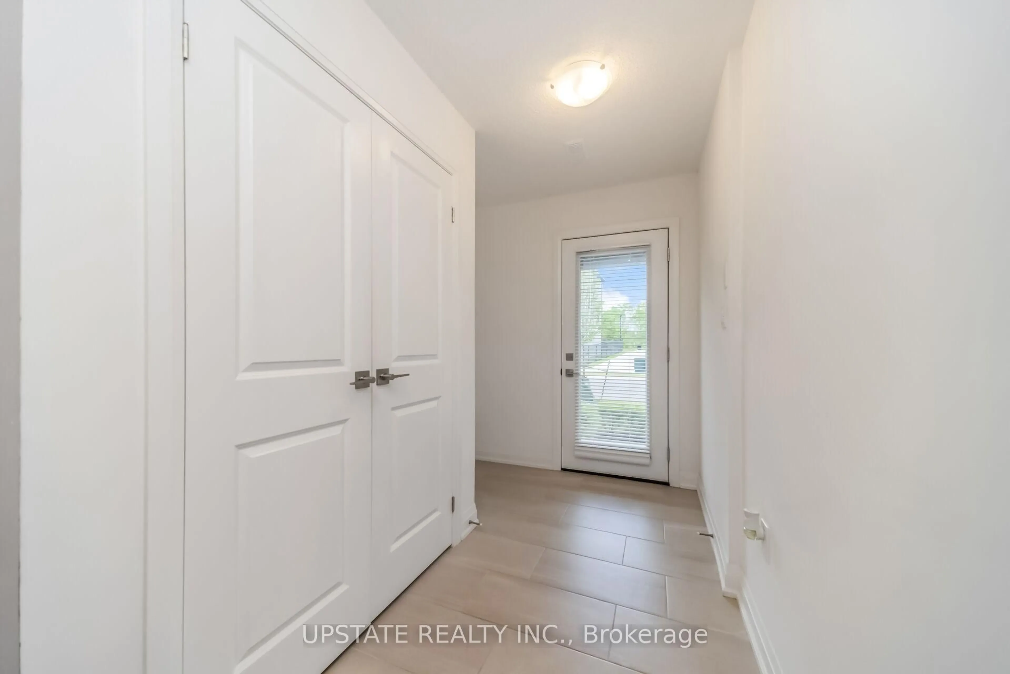 Indoor entryway for 45 Humberstone Dr, Halton Hills Ontario L7G 0P5