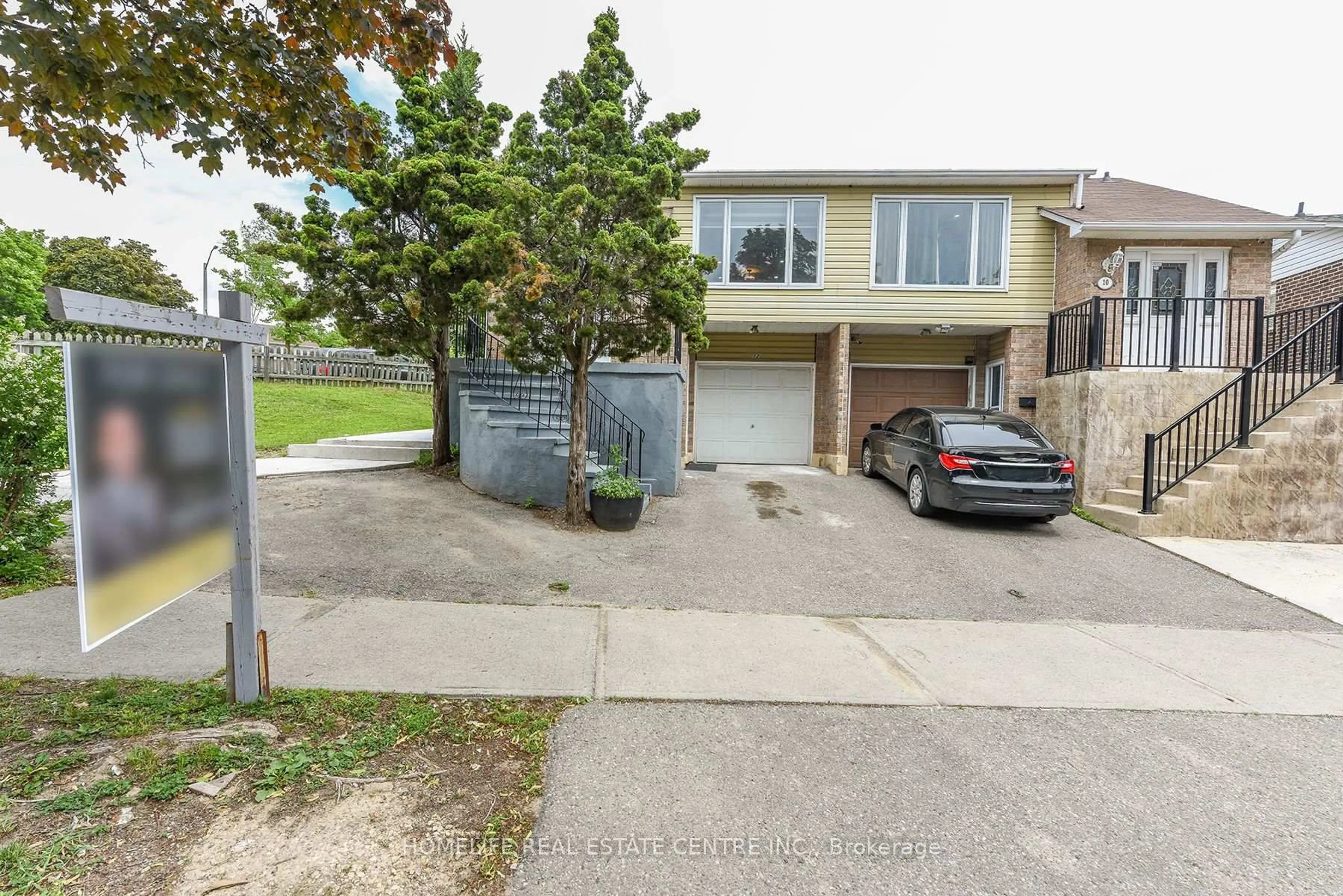 A pic from outside/outdoor area/front of a property/back of a property/a pic from drone, street for 12 Courtleigh Sq, Brampton Ontario L6Z 1J3
