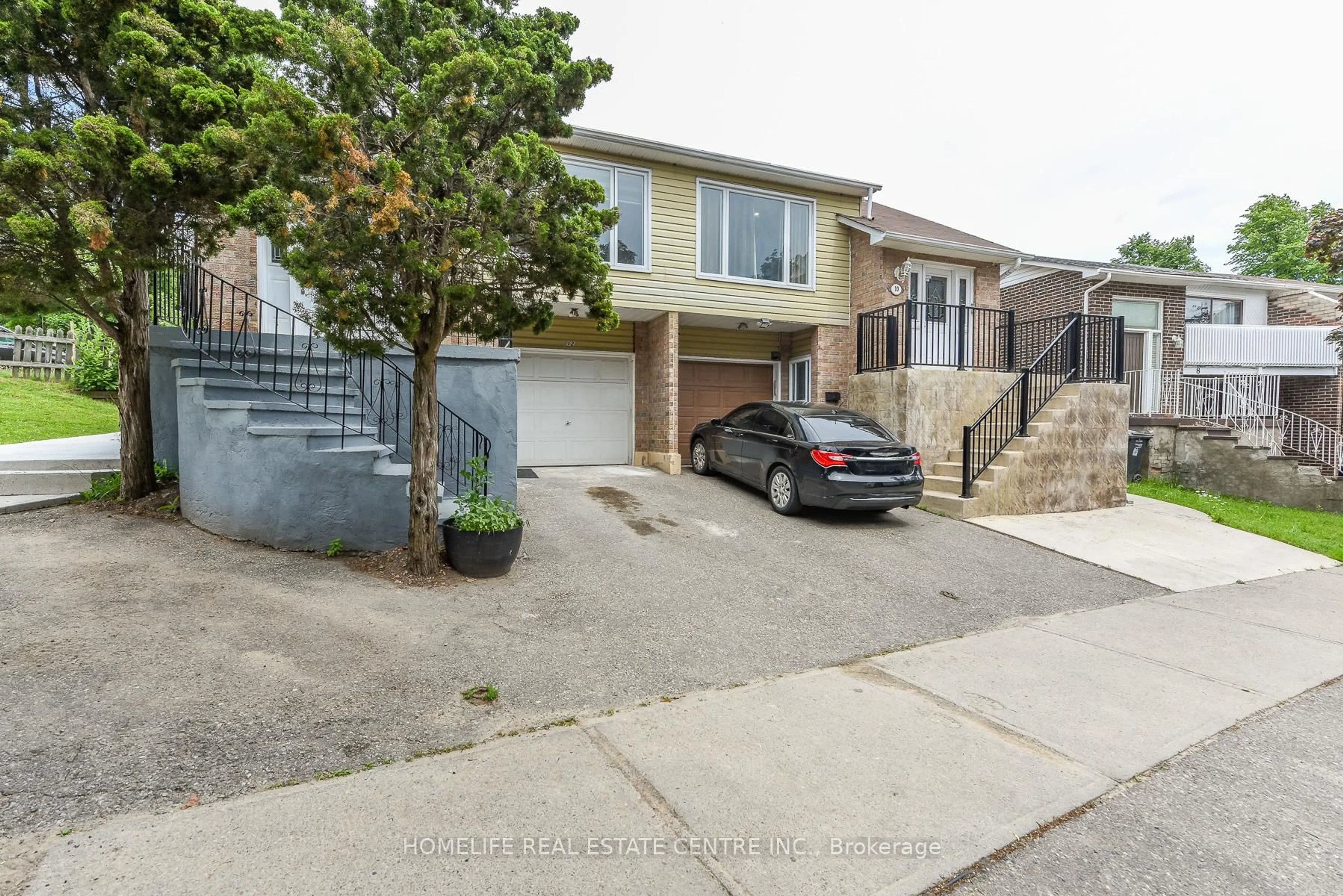 A pic from outside/outdoor area/front of a property/back of a property/a pic from drone, street for 12 Courtleigh Sq, Brampton Ontario L6Z 1J3
