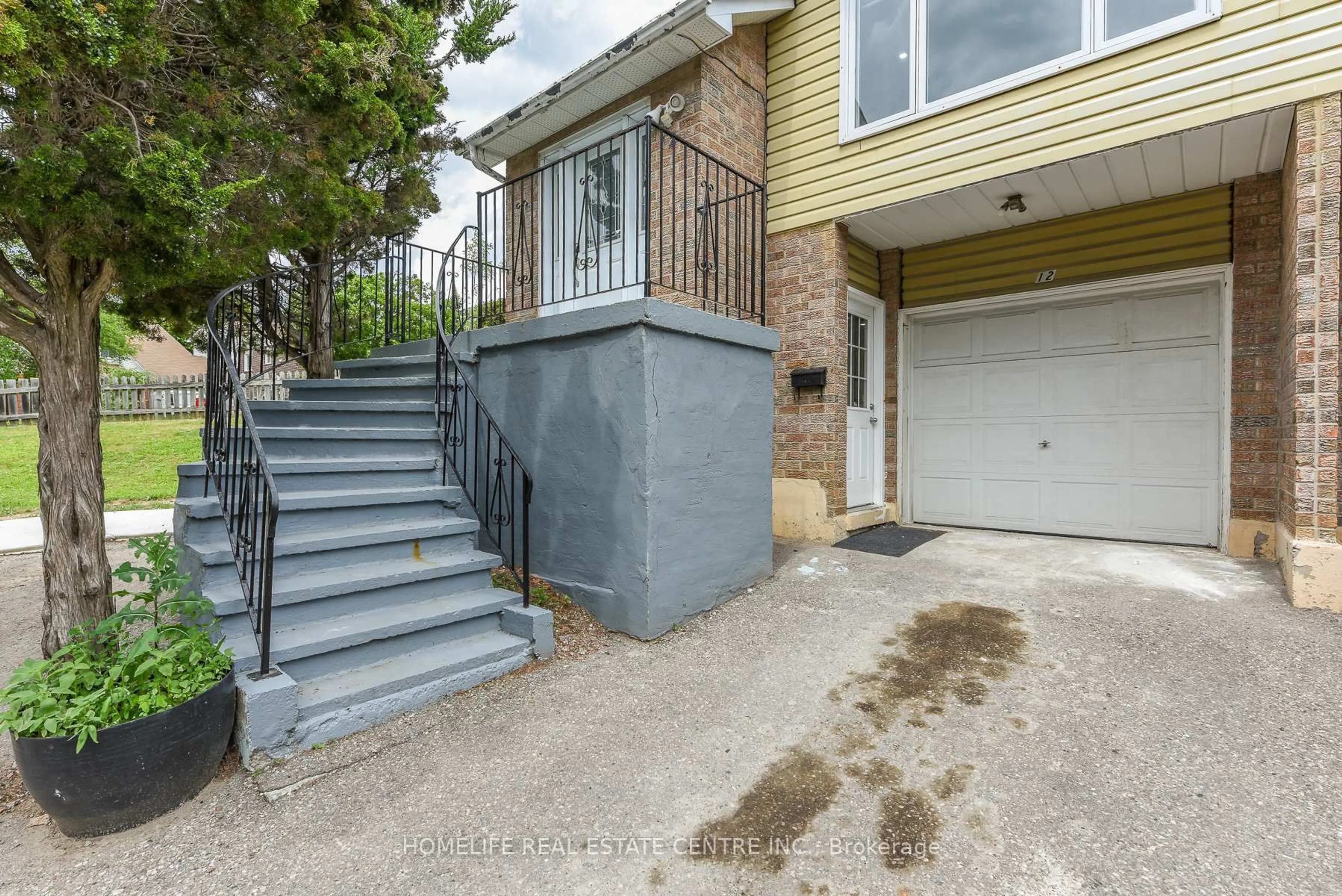 Stairs for 12 Courtleigh Sq, Brampton Ontario L6Z 1J3