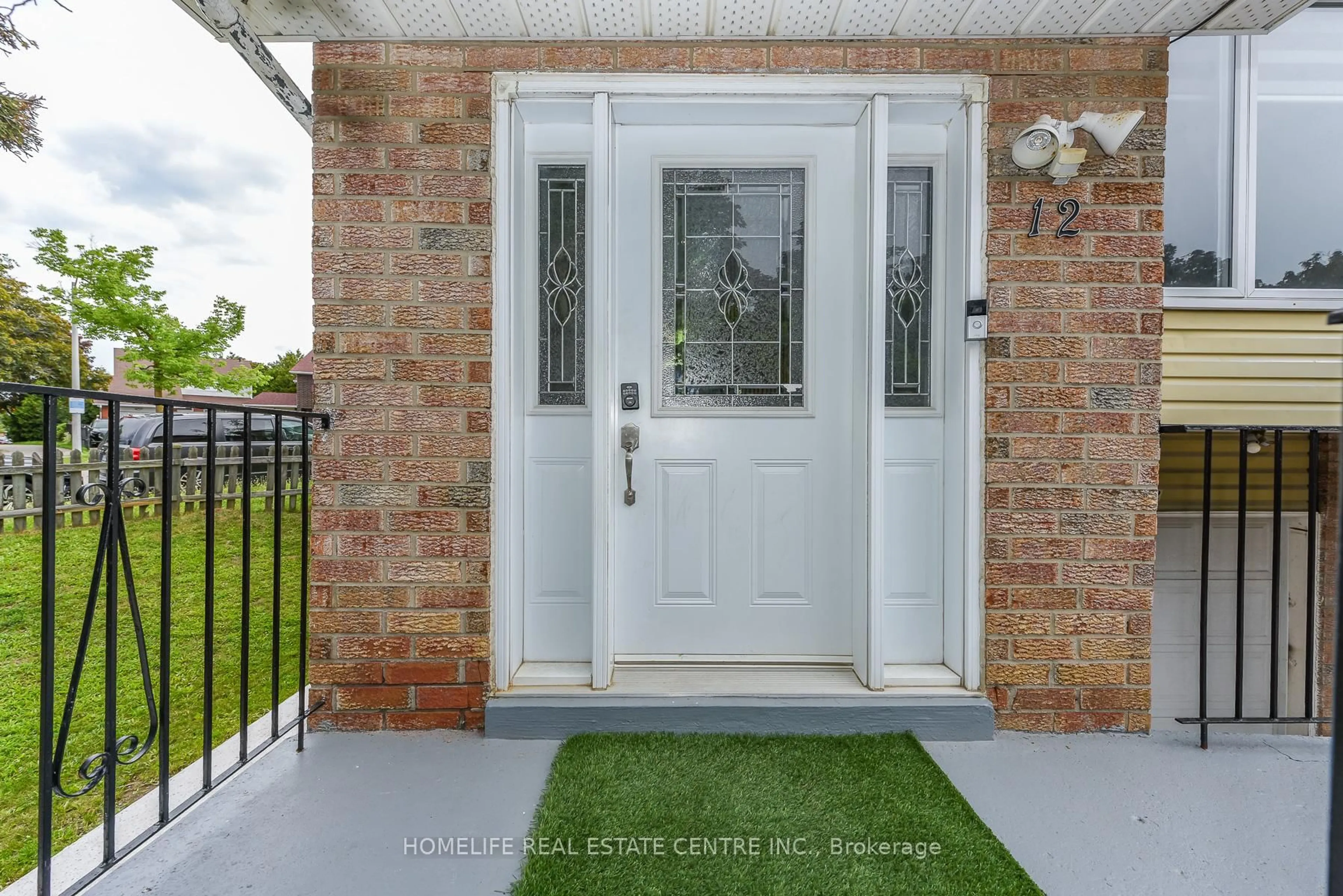 Indoor entryway for 12 Courtleigh Sq, Brampton Ontario L6Z 1J3