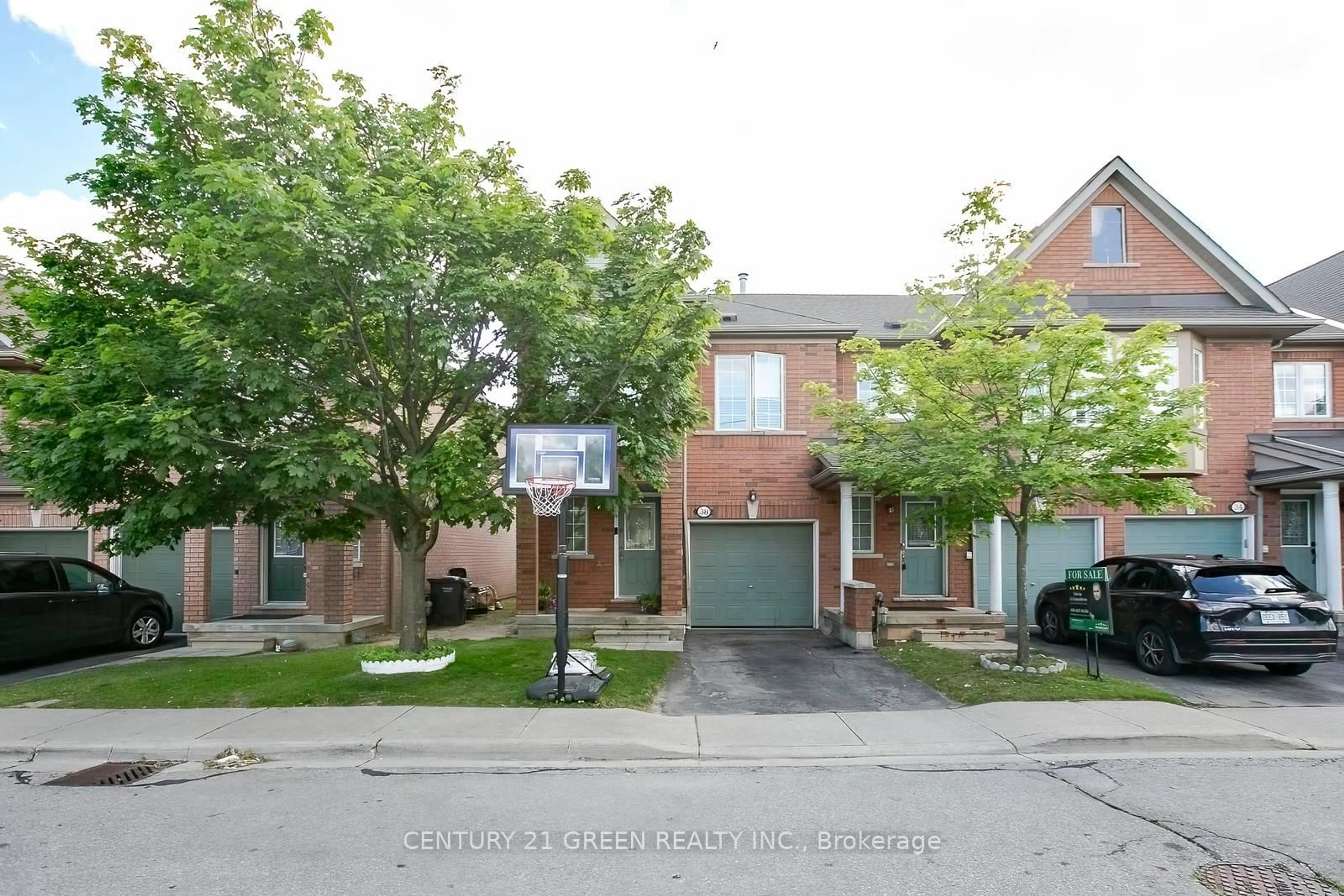 A pic from outside/outdoor area/front of a property/back of a property/a pic from drone, street for 770 Othello Crt #38, Mississauga Ontario L5W 1Y2
