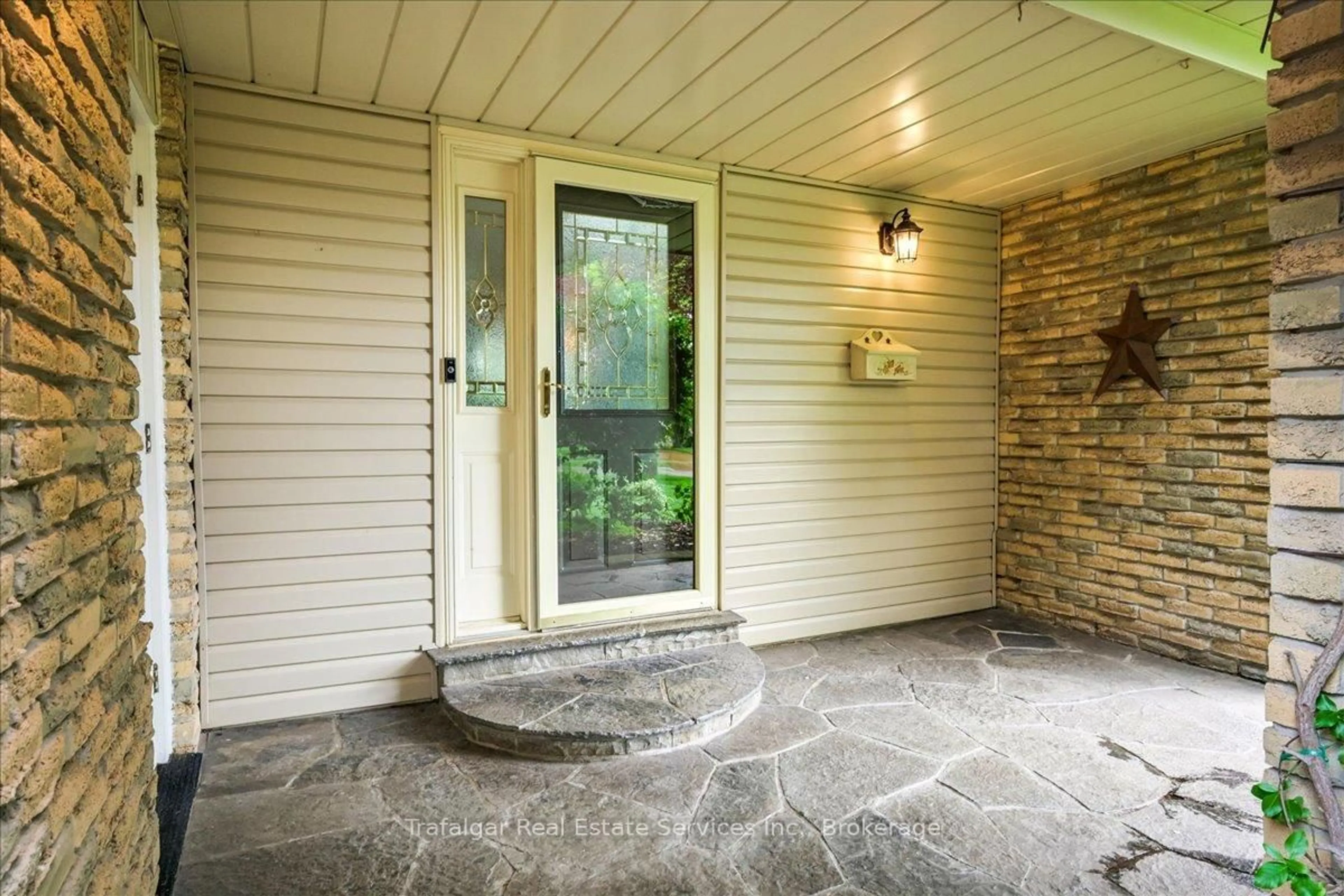 Indoor entryway for 2643 Spruce Needle Dr, Mississauga Ontario L5L 1M8