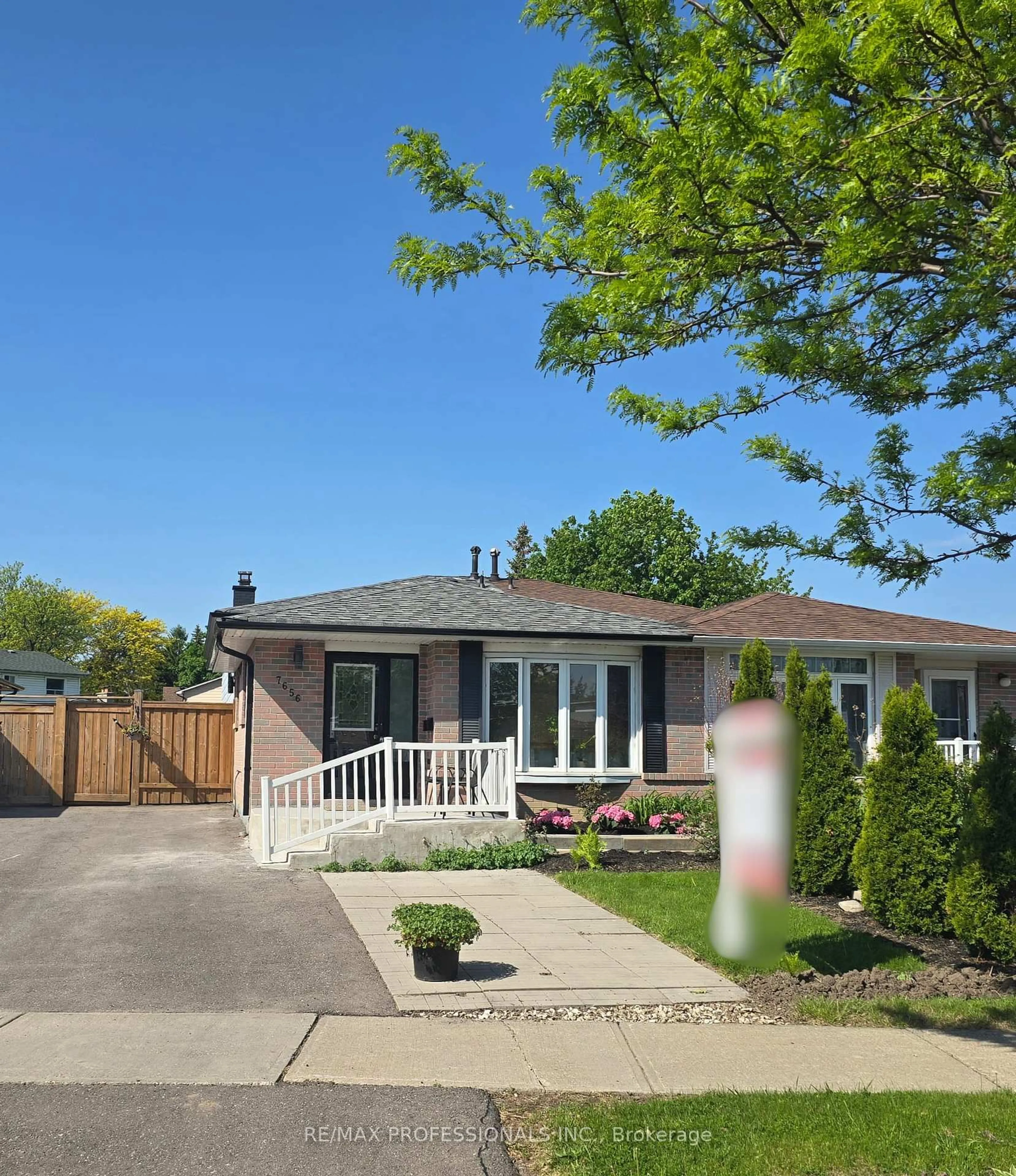 Unknown for 7656 Priory Cres, Mississauga Ontario L4T 3H5
