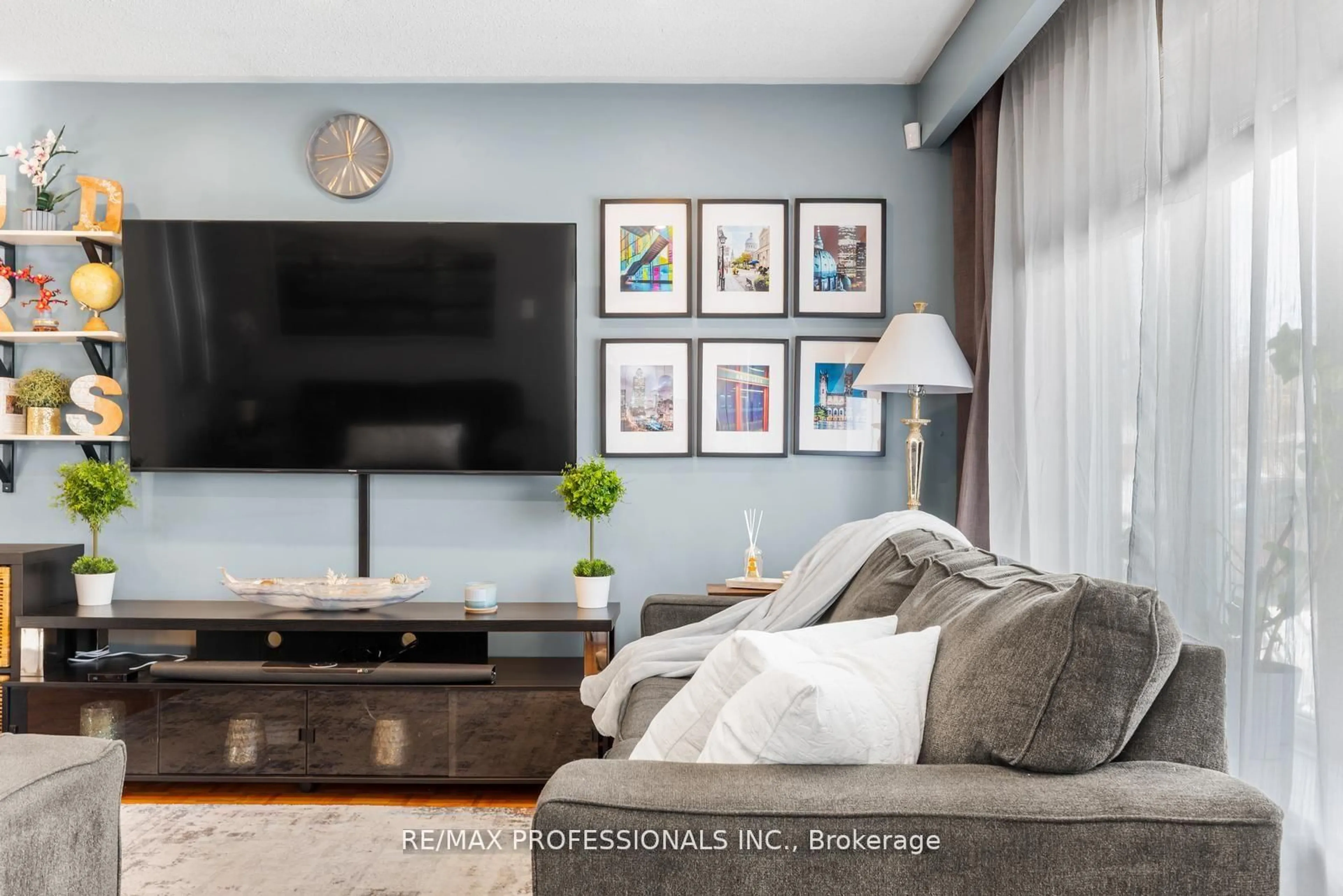 Living room with furniture, wood/laminate floor for 7656 Priory Cres, Mississauga Ontario L4T 3H5
