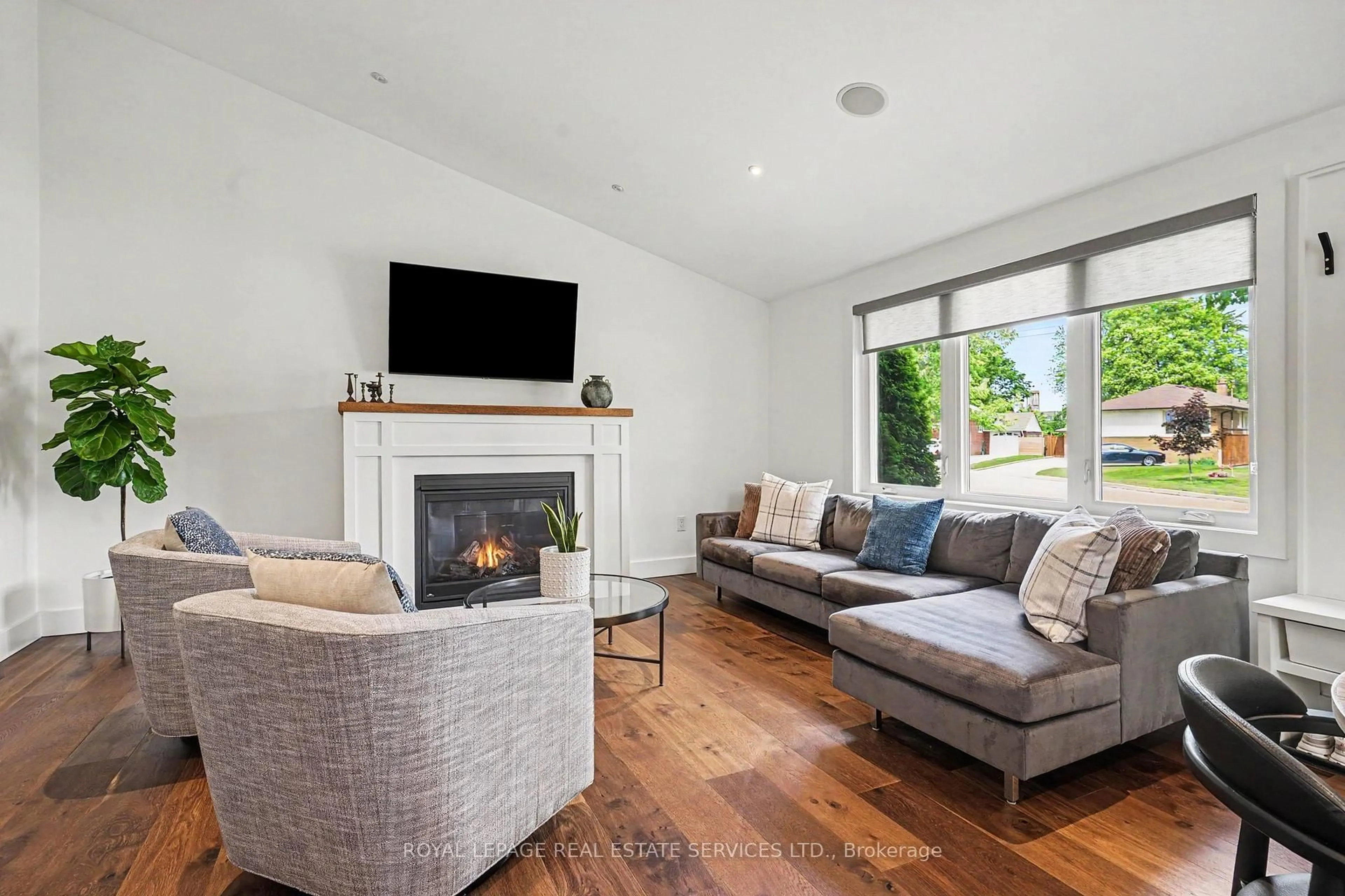 Living room with furniture, wood/laminate floor for 25 Brougham Cres, Toronto Ontario M9R 1J3