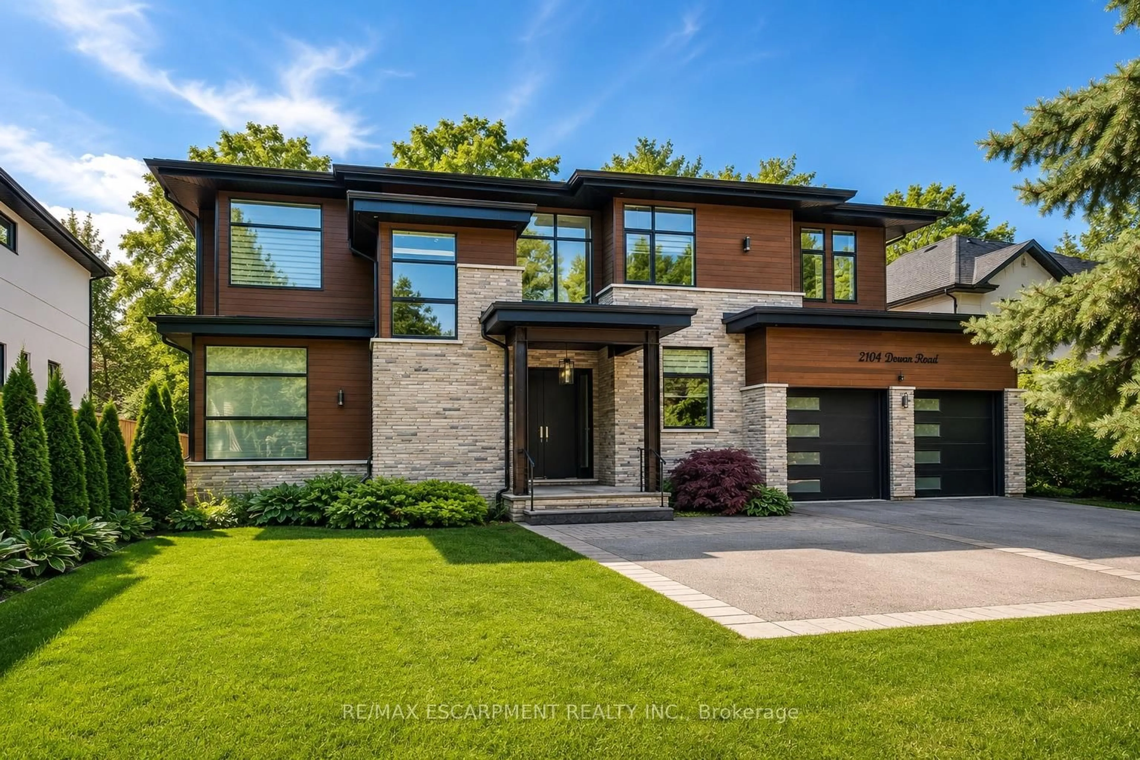 Home with brick exterior material, street for 2104 DEVON Rd, Oakville Ontario L6J 2N2