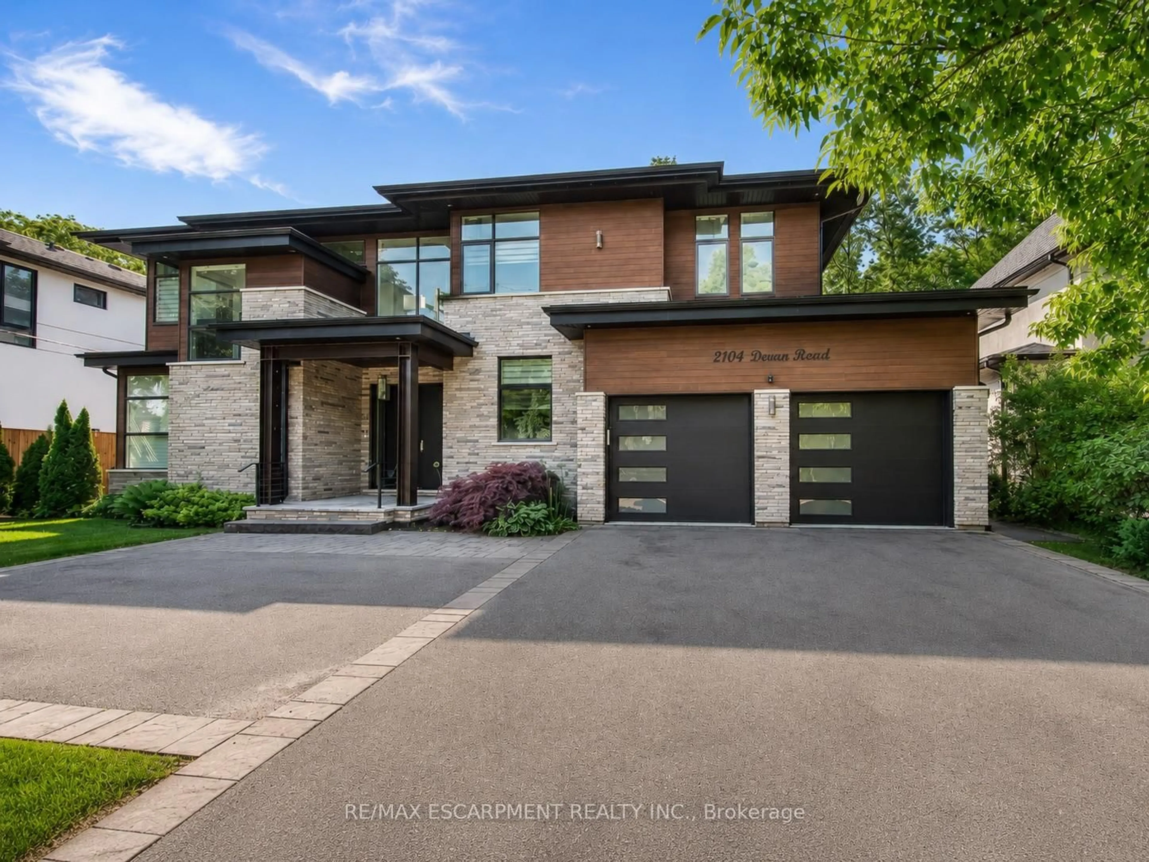 Home with brick exterior material, street for 2104 DEVON Rd, Oakville Ontario L6J 2N2