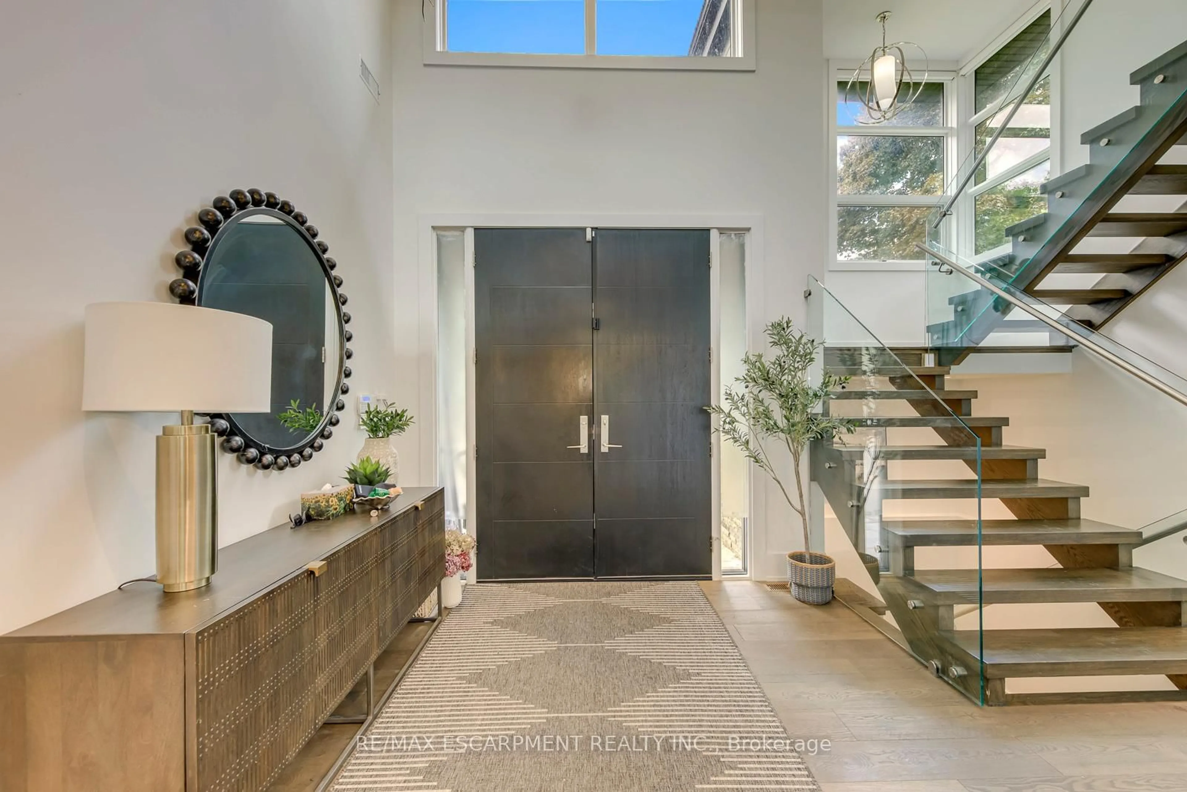 Indoor entryway for 2104 DEVON Rd, Oakville Ontario L6J 2N2