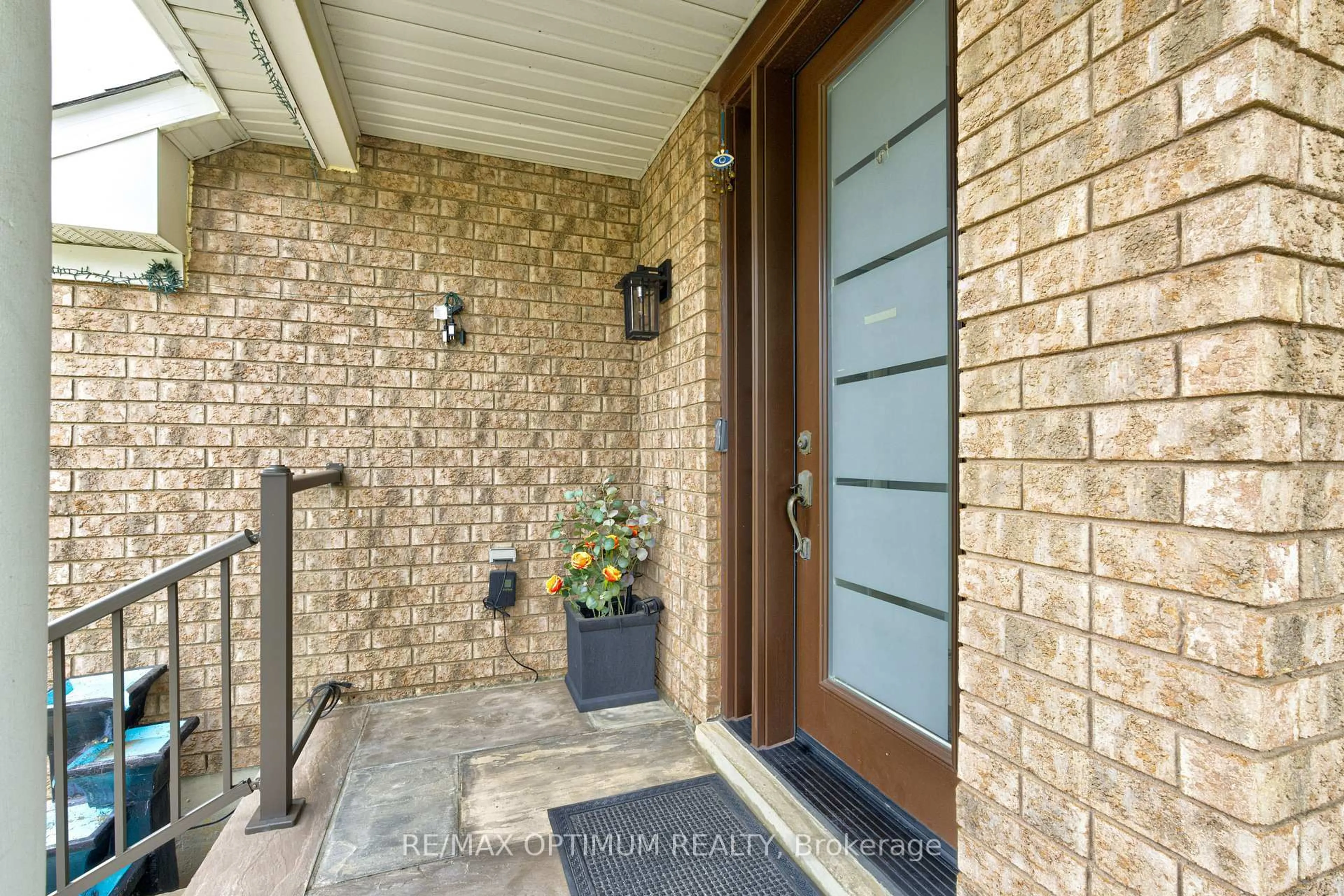 Indoor entryway for 54 Bramoak Cres, Brampton Ontario L7A 1T6