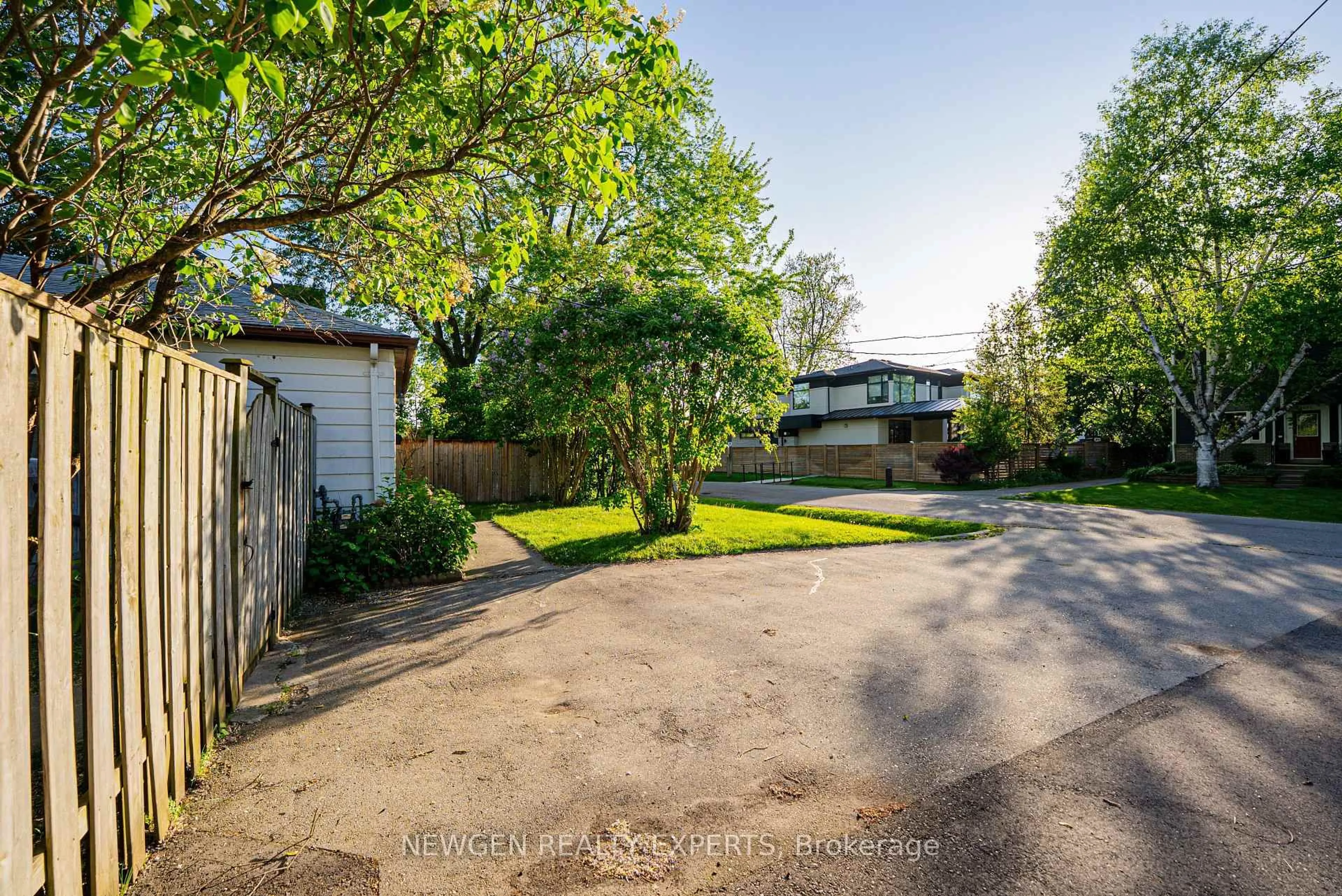 A pic from outside/outdoor area/front of a property/back of a property/a pic from drone, street for 1070 Pelham Ave, Mississauga Ontario L5E 1L2