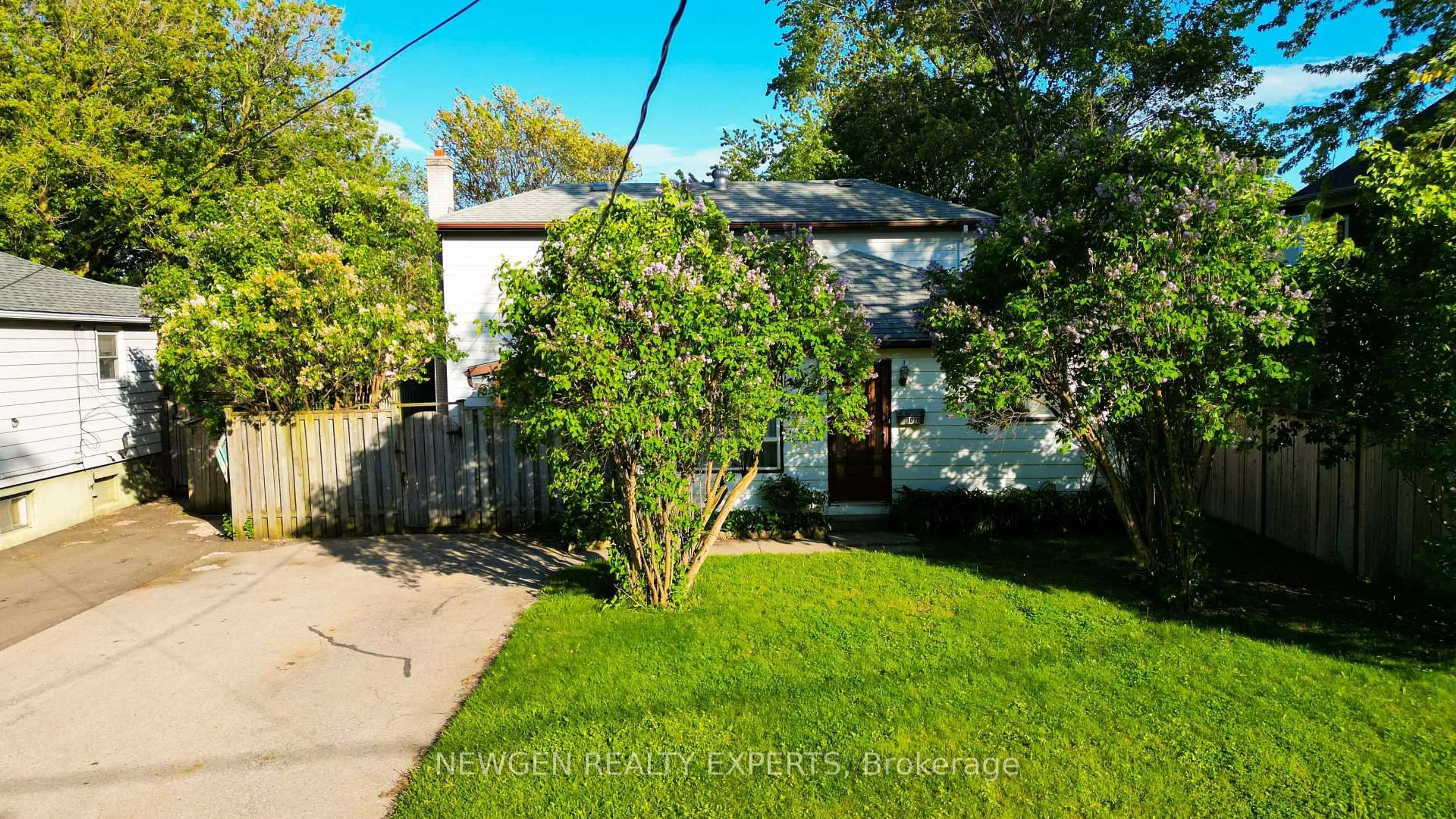 A pic from outside/outdoor area/front of a property/back of a property/a pic from drone, street for 1070 Pelham Ave, Mississauga Ontario L5E 1L2