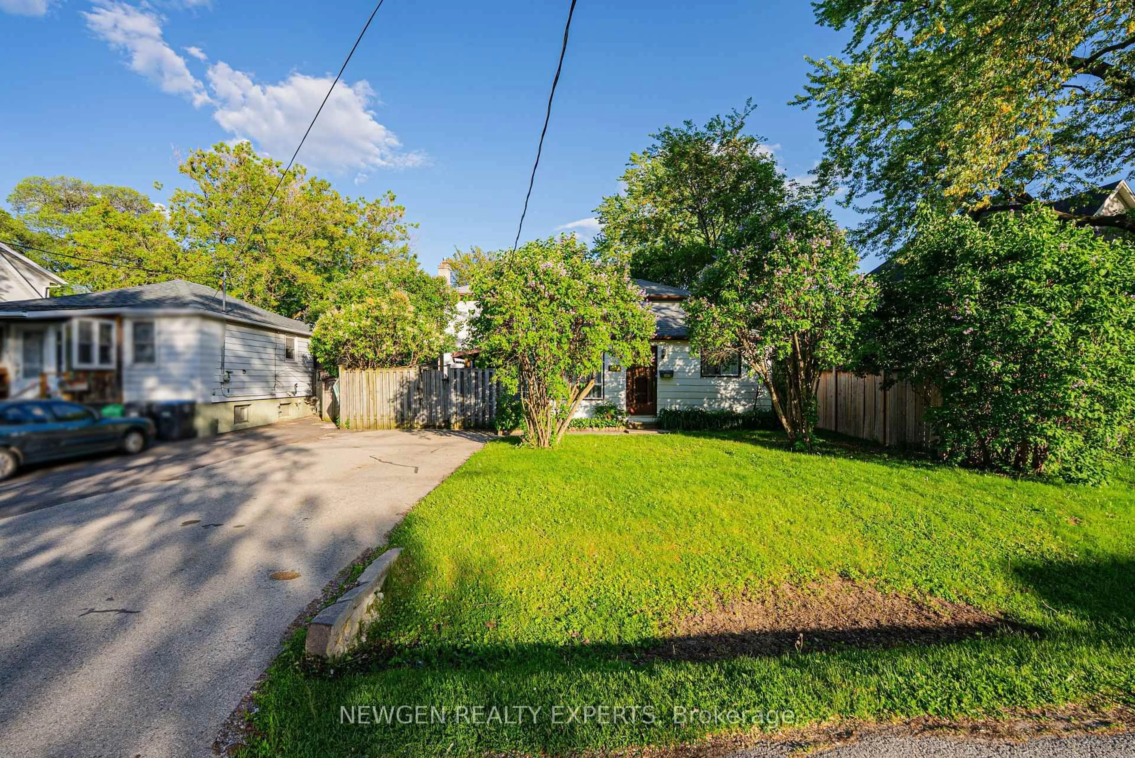 A pic from outside/outdoor area/front of a property/back of a property/a pic from drone, street for 1070 Pelham Ave, Mississauga Ontario L5E 1L2